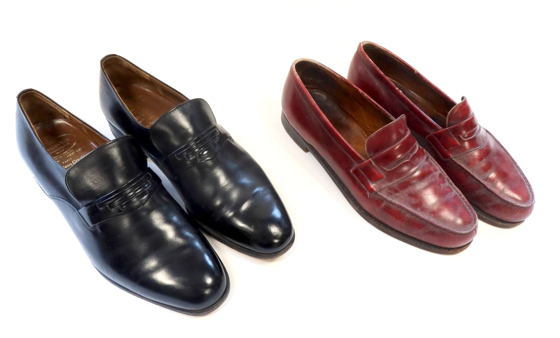 CHURCH Une paire de mocassins en cuir noir Taille 43 (très légères traces d usure) avec leur embauchoirs en bois et dans leur boite. On y joint une paire de mocassins JM WESTON en cuir bordeau très usées avec embauchoirs en bois. Taille 80