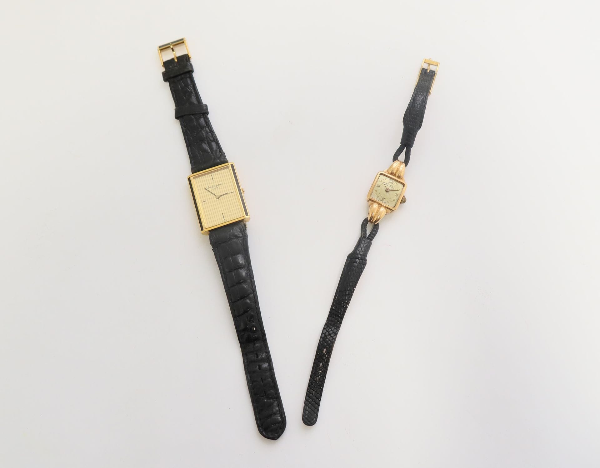 DUPONT

N° 82 DAH 66

Montre bracelet pour homme en métal doré, cadran doré, mouvement à quartz (pile non vérifiée), bracelet cuir.

On y joint une montre de femme en or 18K, bracelet cuir.

Poids brut : 11,4 g