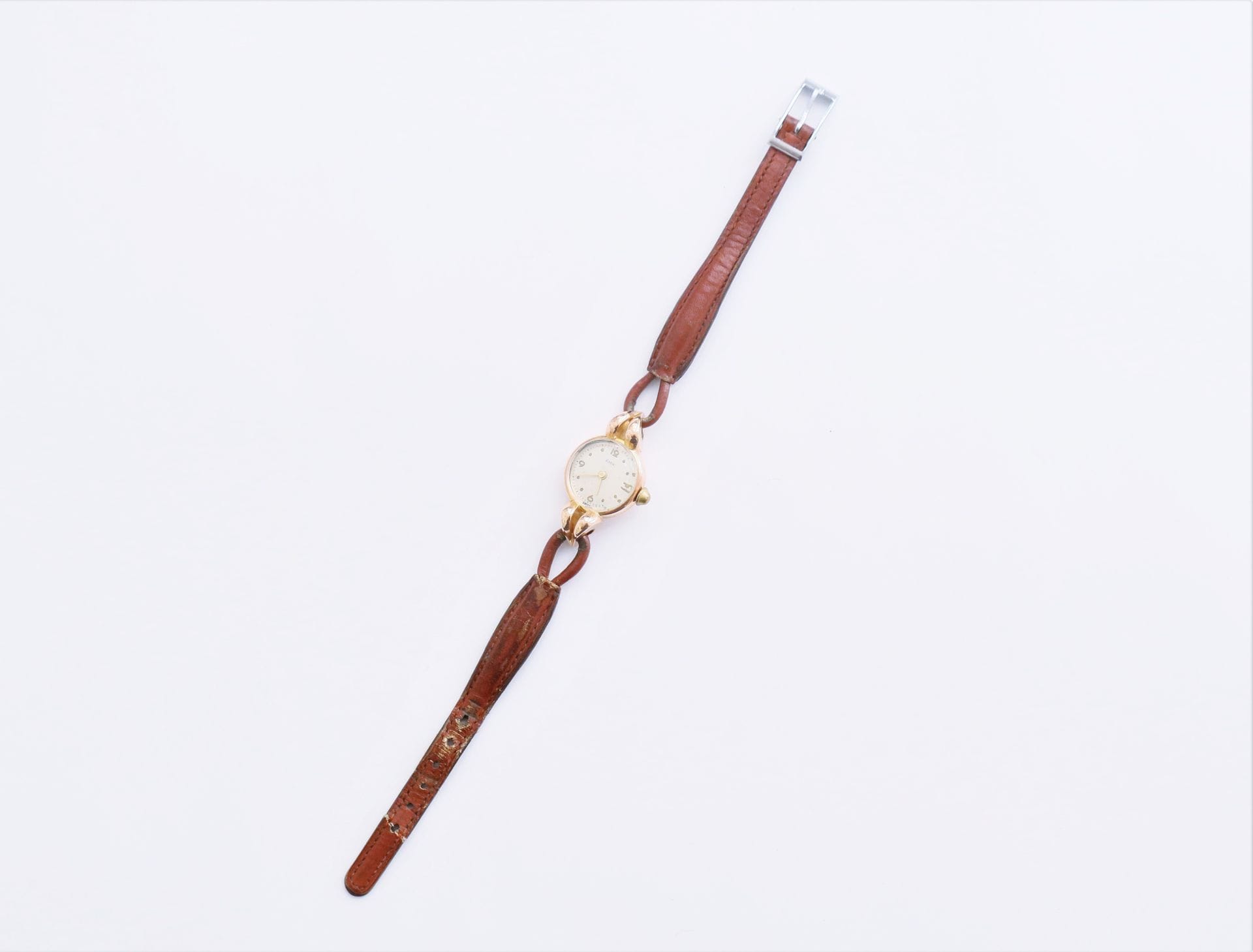 Montre de dame en or 18K (750). Poids brut : 15,7 g (remontoir et boucle en métal)