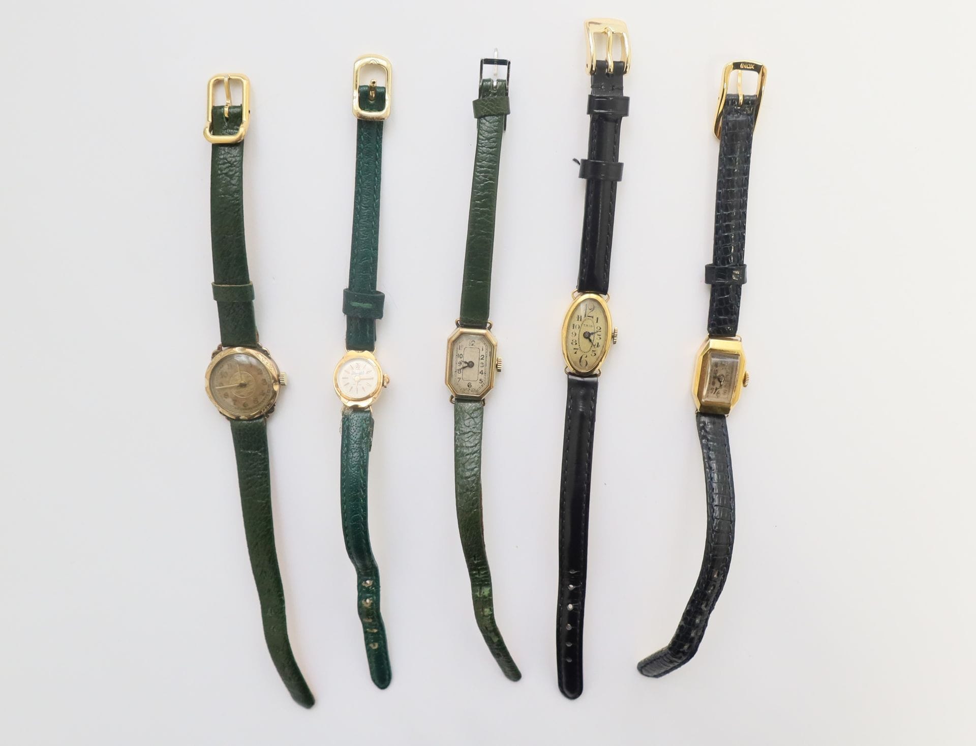 Lot composé de trois montres bracelet pour femme en or 18K (750), l'une de marque Trib, la deuxième Dermond, et la troisième anonyme. Mouvements à remontage mécanique, bracelets cuir.

Poids brut : 22,9 g

On y joint 2 montres en métal doré.