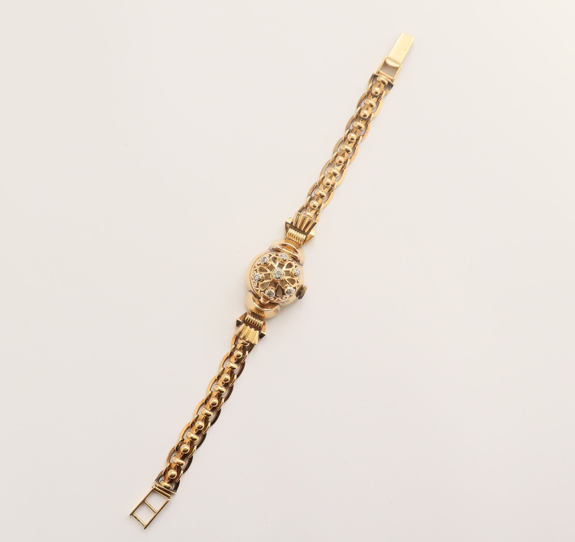 SULLY Watch

Ladies' wristwatch in 18K (750) gold, diamond-set cap, white dial, mechanical movement (trace of oxidation), 18K gold bracelet.

Gross weight: 32.2 g