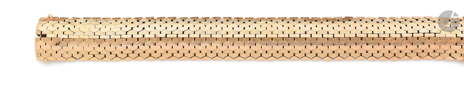 Bracelet ruban souple en or 18K (750). Travail français des années 1960.

Dimensions : 2 x 20 cm environ.

Poids : 74,7 g