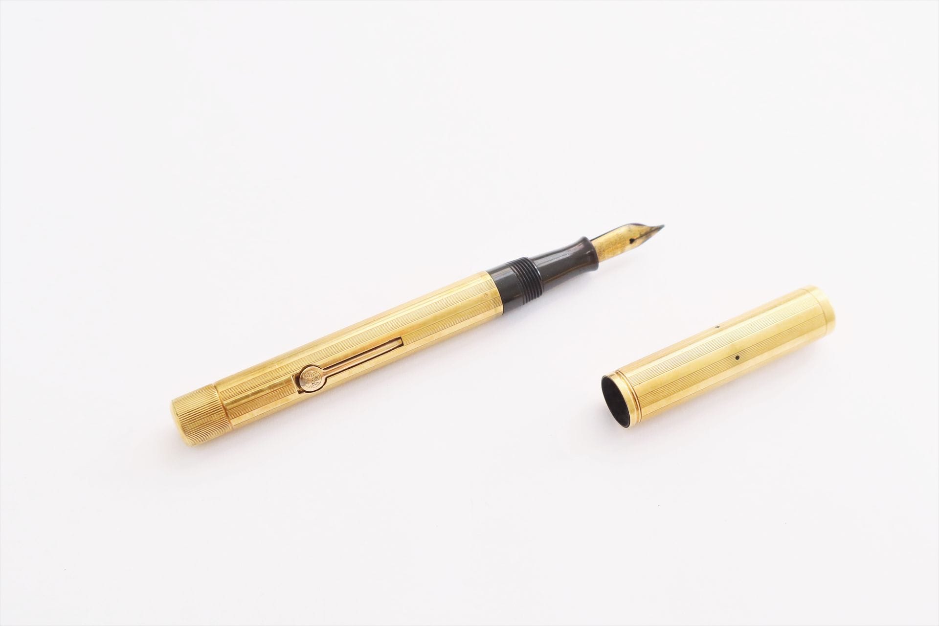 WATERMAN

Stylo-plume en or 18K (750). Signé. Travail français. Dans son écrin et son étui en cuir. Poids brut : 18,7 g
