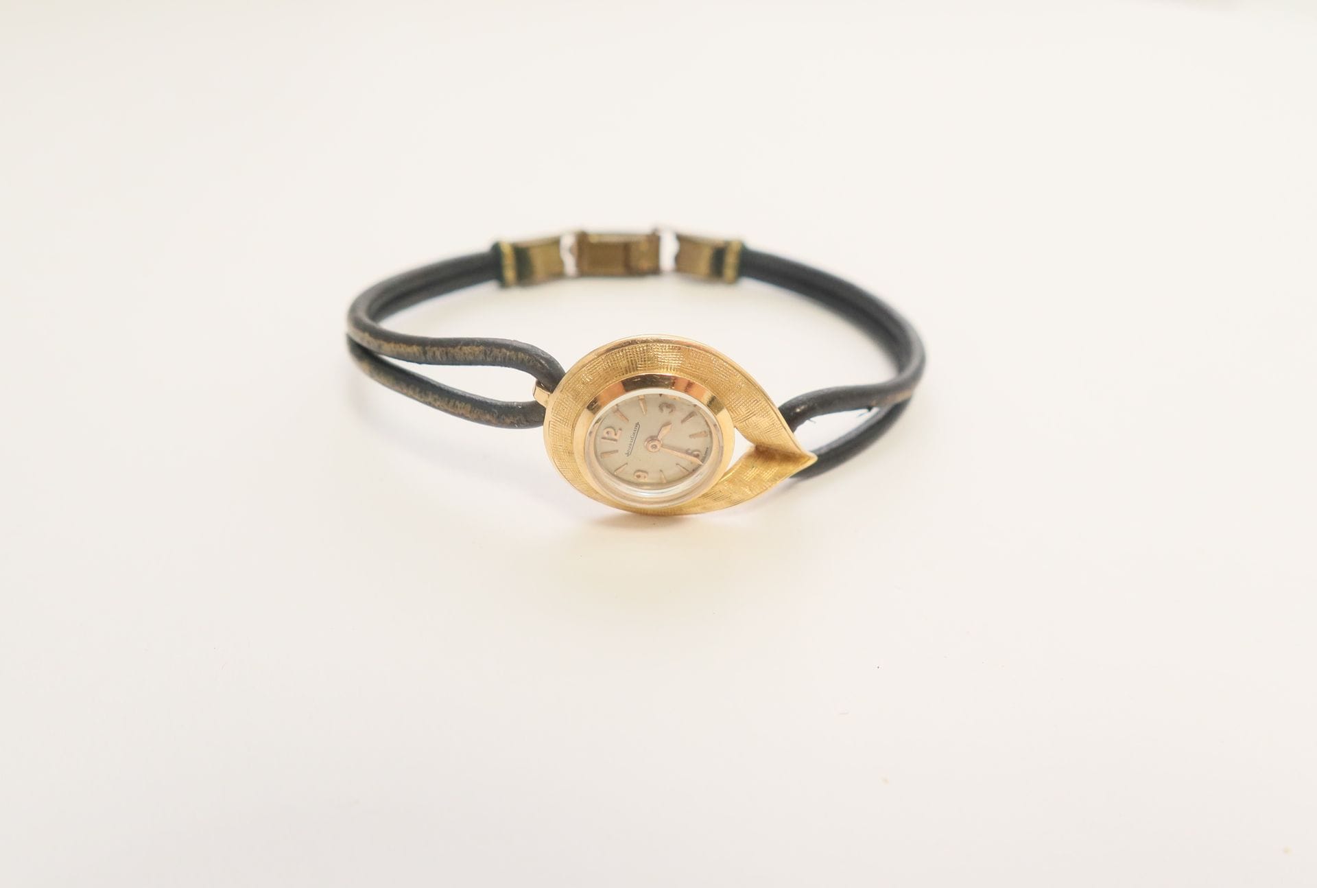 JAEGER LeCOULTRE

N° 835331

Montre bracelet pour femme en or 18K (750), cadran blanc, mouvement à remontage mécanique , bracelet cuir.

Poids brut : 10 g
