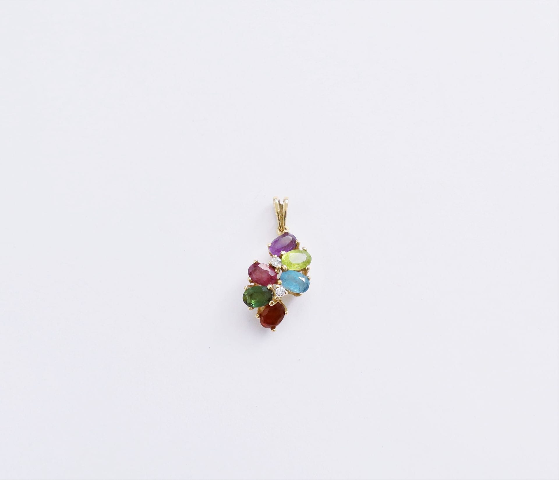 Pendant in 18K (750) gold, set with coloured stones and 2 round brilliant-cut diamonds. Height : 2,7 cm approximately. Gross weight: 3 g (chips)