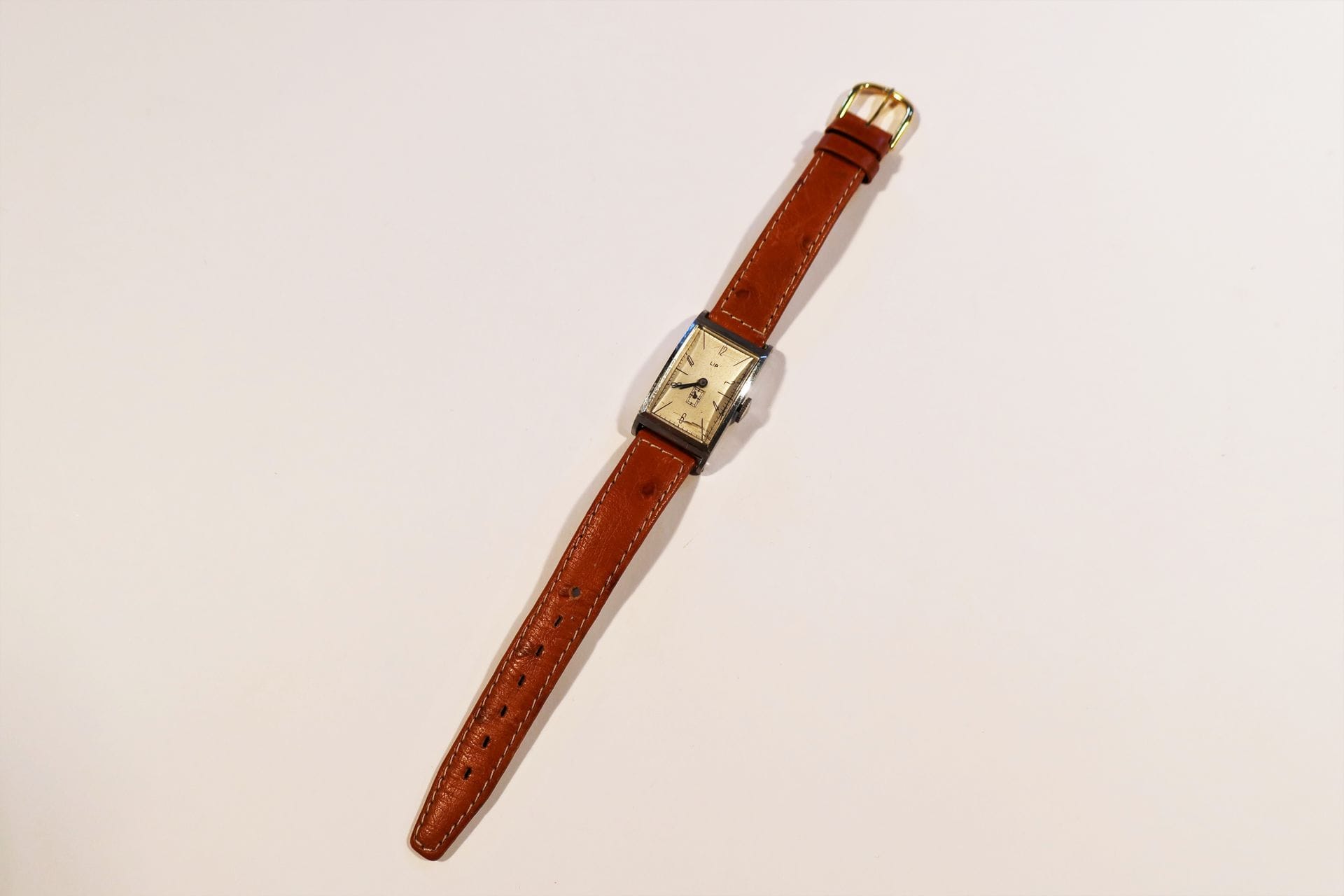 LIP

Men's stainless steel wristwatch, white dial, hour markers, second hand at 6 o'clock, mechanical winding movement, leather strap.