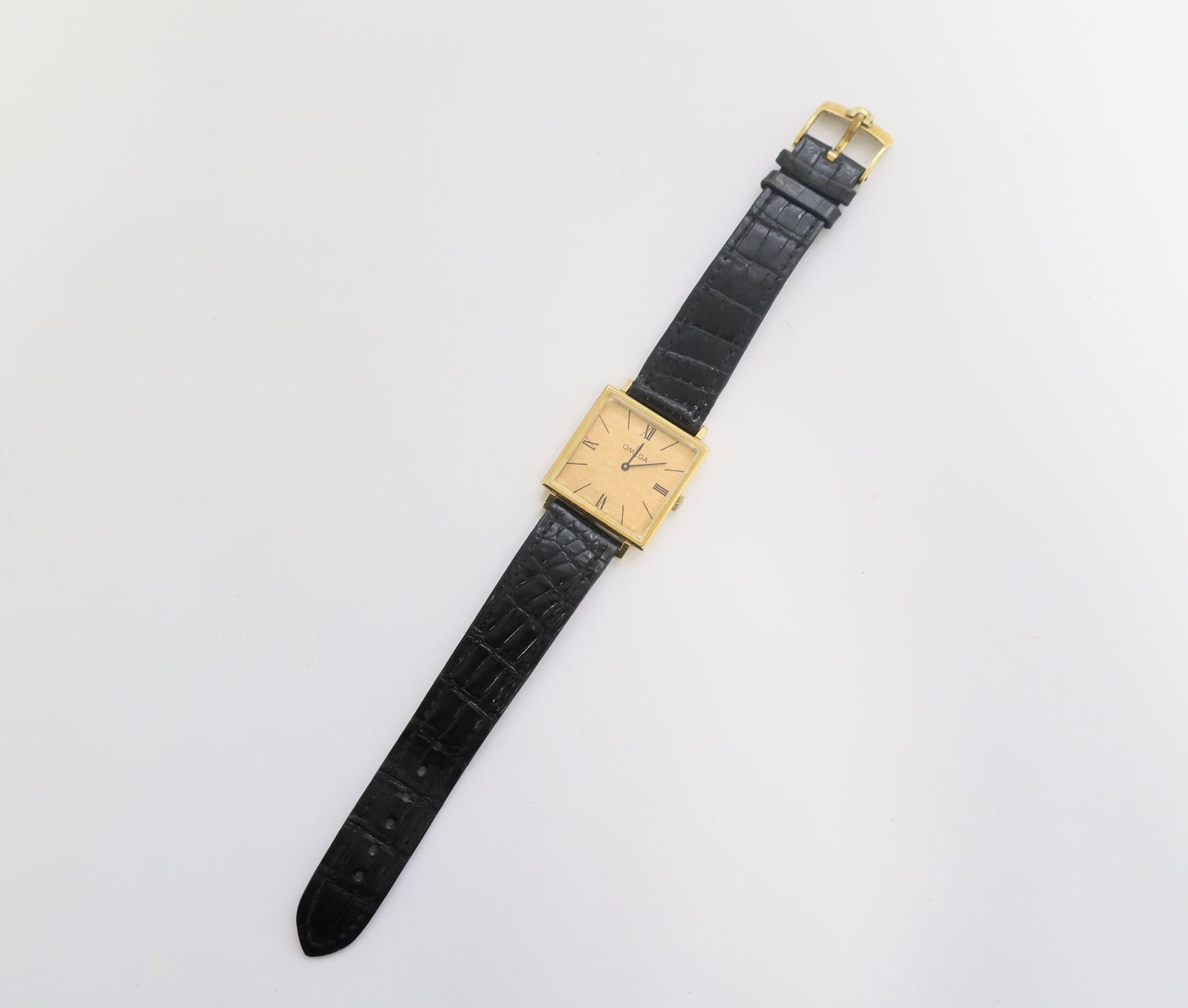 OMEGA

Men's wristwatch in 18K (750) yellow gold, gilt dial, mechanical movement, leather strap with gilt metal pin buckle, signed.

Gross weight: 24 g