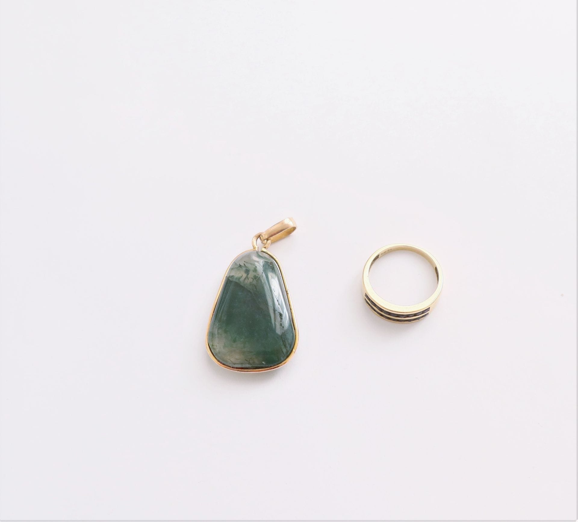Lot de deux bijoux en or 18K (750) comprenant : une bague sertie de pierres bleues, un pendentif orné d'une agate mousse. Poids brut : 12,3 g