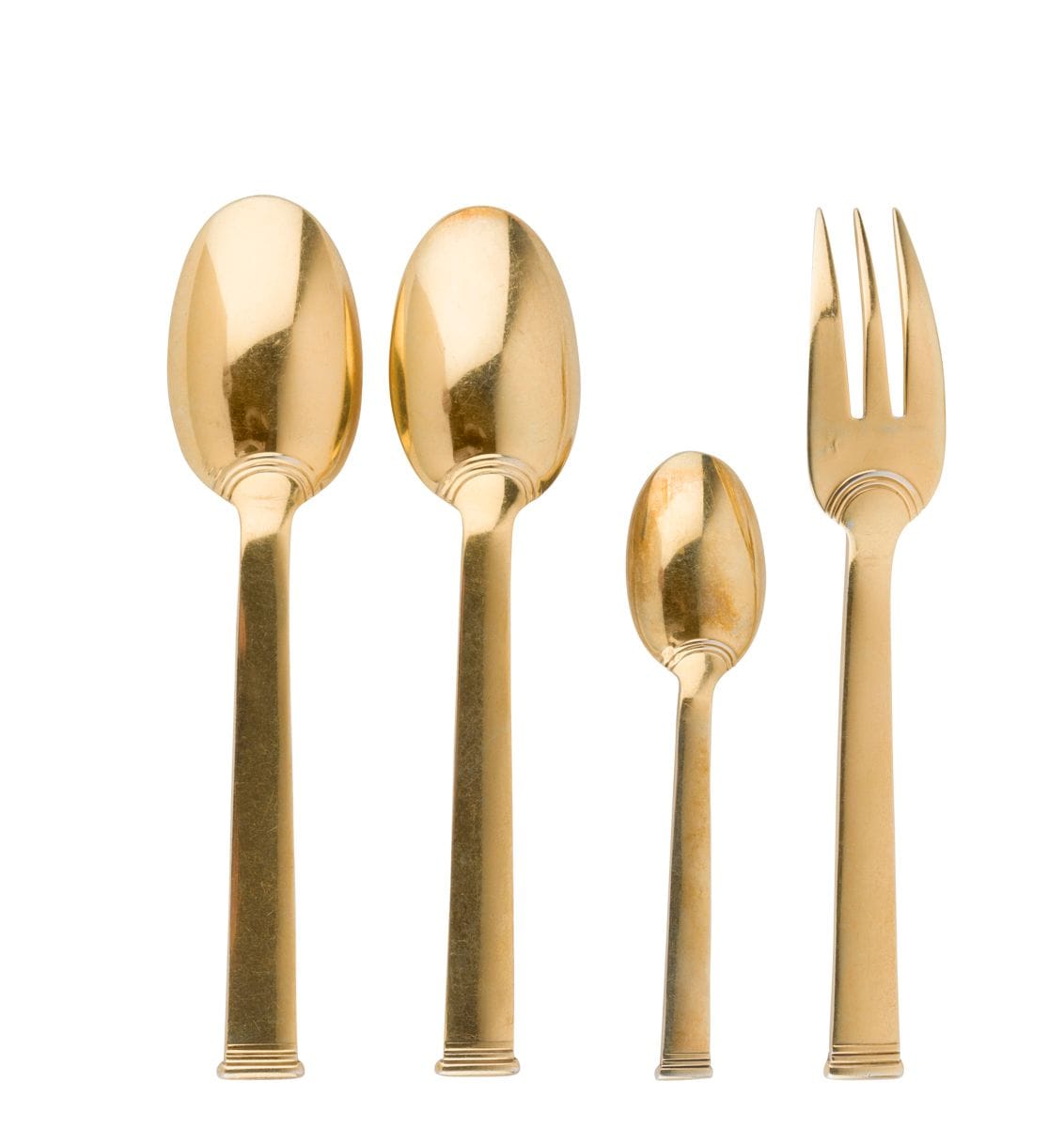 CHRISTOFLE APRES 1951
Partie de ménagère en vermeil (parfait état), modèle COMMODORE de Cardeilhac, composée de 36 pièces :
- 12 petites fourchettes à gâteaux
- 12 petites cuillers à gâteaux
- 12 cuillers à moka
Poinçon minerve
Orfèvre : CHRISTOFLE
Poids : 1072 g