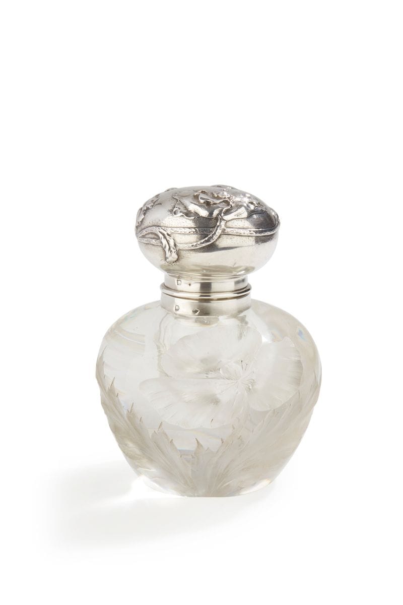FRANCE ART NOUVEAU
Encrier en cristal taillé et sa monture en vermeil de forme circulaire. Il est taillé et gravé d’un même décor de fleurs et de feuilles de pavots.
Poinçon minerve
Orfèvre : SAGLIER Frères et Cie, insculpe en 1897
Poids brut : 1405,3 g - hauteur : 14 cm

