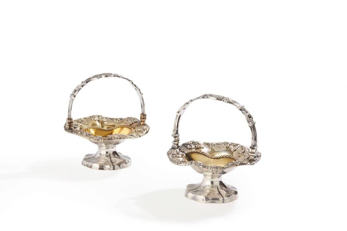 BELGIUM 1831 - 1868Pair of
silver saltcellars/pepper shakers, the interiors in vermeil in imitation of a basket on circular pedestal with central handle. The decoration is embossed with vine stocks and bunches of grapes. The central part divided into two compartments by a braided rope.
Weight : 206,7 g - diameter : 9 cm - height : 9 cm

