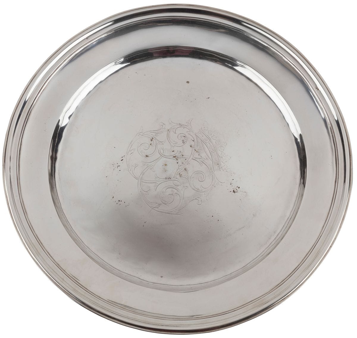 FRANCE XVIIIth CENTURYLarge
plate of venery formerly out of plated metal reargenté for part, engraved in its center of a figure of interlaced letters surmounted by a crown of marquis.
Diameter : 49 cm

