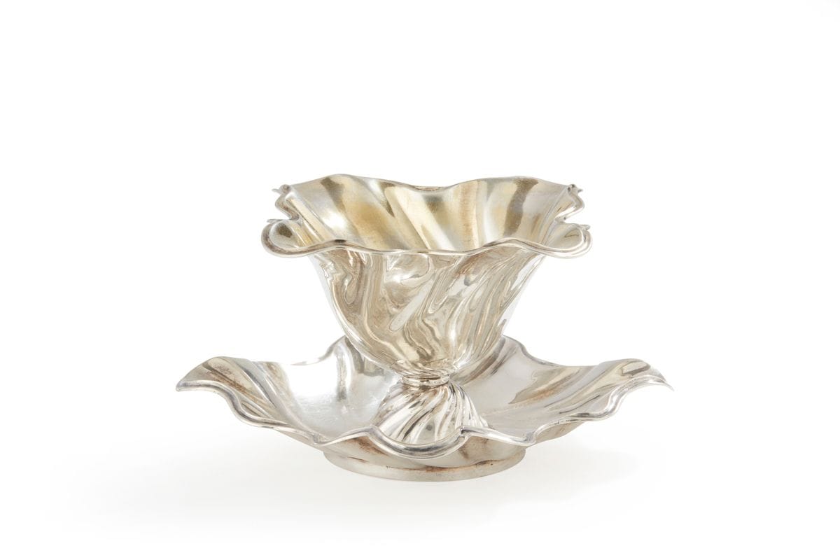 BELGIUM 1831 -
1868Silver
sauceboat
(800°/°°°) on its adjacent tray dated on the reverse side 1854. The tray is in the shape of a square bowl, with a torsoed ribbed pattern on the saucer.
Weight : 473 g - dimensions : 16 cm x 16 cm

