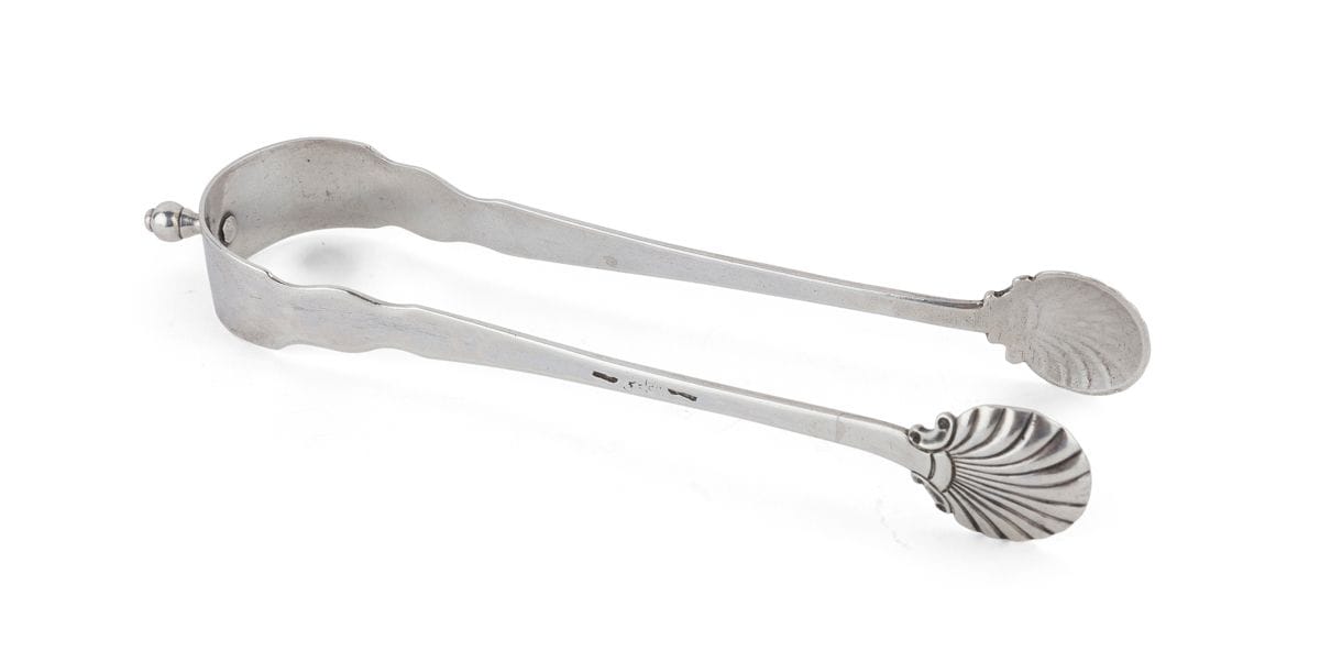 BORDEAUX 1770 - 1780
Pince à sucre en argent modèle uniplat à pince coquille, sommée d’une prise toupie, gravée sur la tige I.L.
Poinçons : maître orfèvre et lettre date illisibles
Poids : 47 g - longueur : 15,7 cm