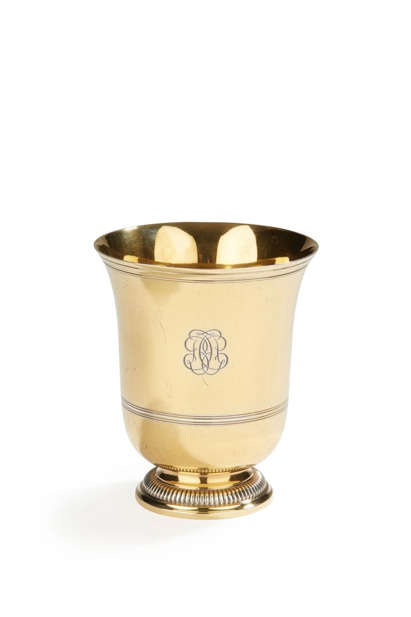 PUIFORCAT 20th CENTURYGreat
tulip-shaped goblet in vermeil. It rests on a pedestal molded with gadroons, the body enhanced in the first third of the body of rows of nets and engraved in the upper part of interlaced letters. 
Minerva hallmark before 1972 (950°/°°°)
Goldsmith: PUIFORCAT PARIS in all letters and in a rhombusWeight
: 344,5 g - height: 12,2 cm - diameter: 10,5 cm



