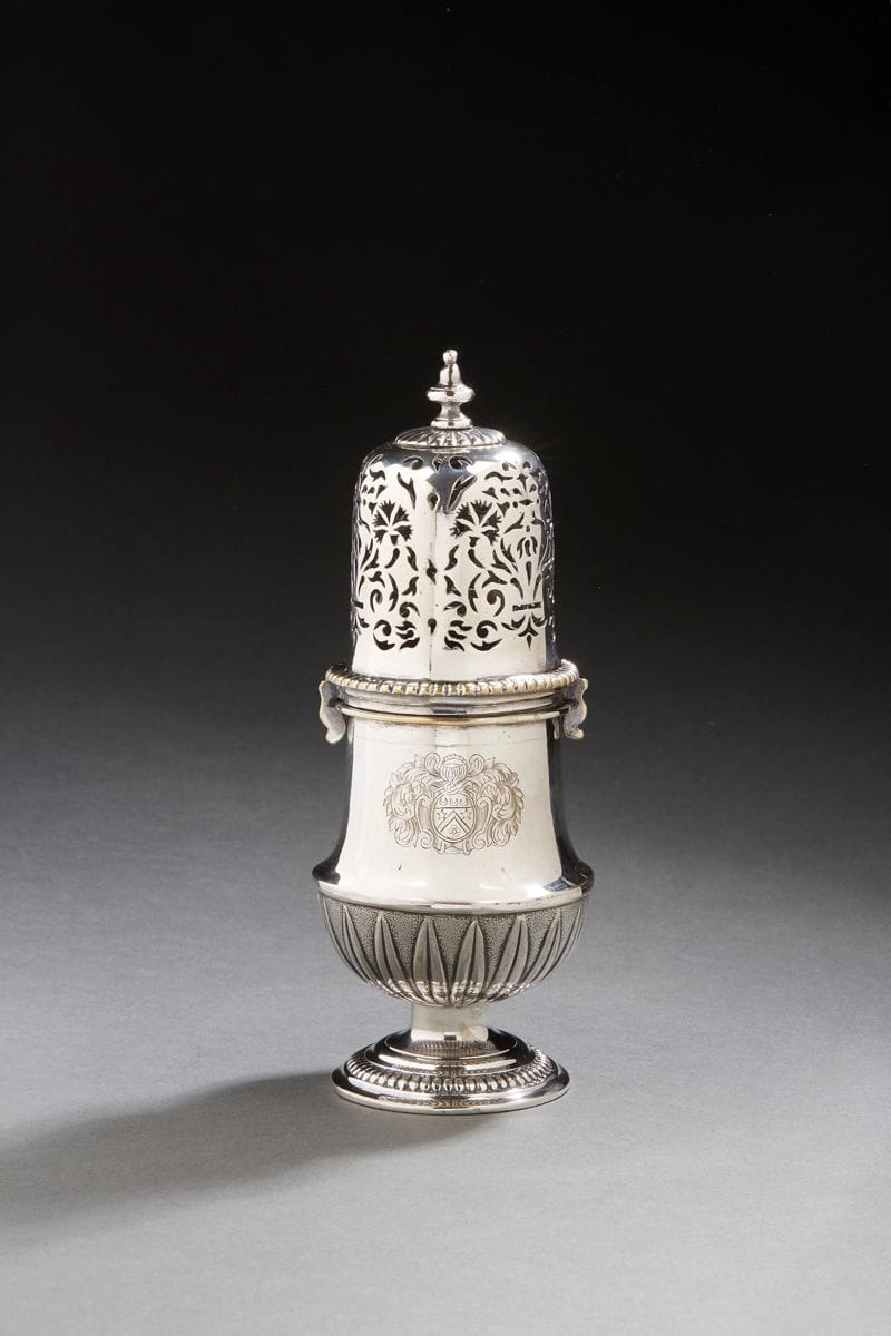 FRANCE FIRST HALF OF THE 18th CENTURY with a
baluster-shaped sugar
pudding cup in
plated metal. The pedestal with gadroon patterns, the body with lanceolate appliques to the middle part on a background amati and in the upper part engraved with a coat of arms topped by a knight's helmet. The lid is pierced with carnations, scrolls and tulips and topped by a toupie grip on a terrace of gadroons.
Height: 23 cmCondition
: re-silvered


