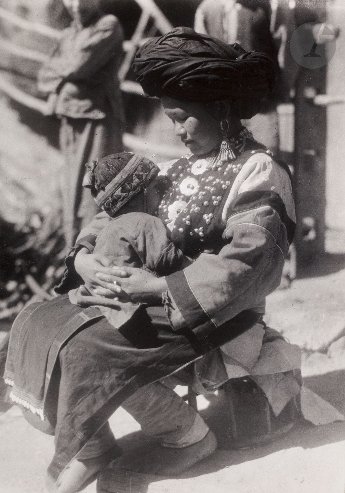 Hugo Bernatzik (1897 - 1953)  
Thaïlande. Birmanie. Chine. Tibet. Peuple Lisu, 1936 - 1937.  
Une mère nourrissant son enfant avec des baguettes. Bijoux en argent. Joueur de flûte. Enfant fabriquant un piège pour animaux en bambou. Bonnet d’enfant orné de pièce d’argent. Femme en robe de fête. Joueur de guitare. Mère Lisu qui lave ses enfants.  
15 épreuves argentiques d’époque. Nombreux tampons « Copyright by Dr. Hugo A. Bernatzik - Wien », annotations manuscrites, indications de recadrage, numéros de négatifs, légendes tapuscrites sur étiquettes aux versos. 
Formats : de 16,5 x 13 à 24,2 x 18 cm

Hugo Bernatzik (1897-1953) 
Thailand. Burma. China. Tibet. Lisu people, 1936-1937. 
A mother feeding her child with chopsticks. Silver jewellery. Flute player. Child making a bamboo trap for animals. Child's cap decorated with silver coins. Woman in festive dress. Guitar player. Mother Lisu washing her children. 
15 vintage gelatin silver prints. Numerous photographer's stamps "Copyright by Dr. Hugo A. Bernatzik - Wien", handwritten annotations, cropping marks, negative numbers, typed captions on labels mounted on verso.
Dimensions: from 16.5 x 13 to 24.2 x 18 cm