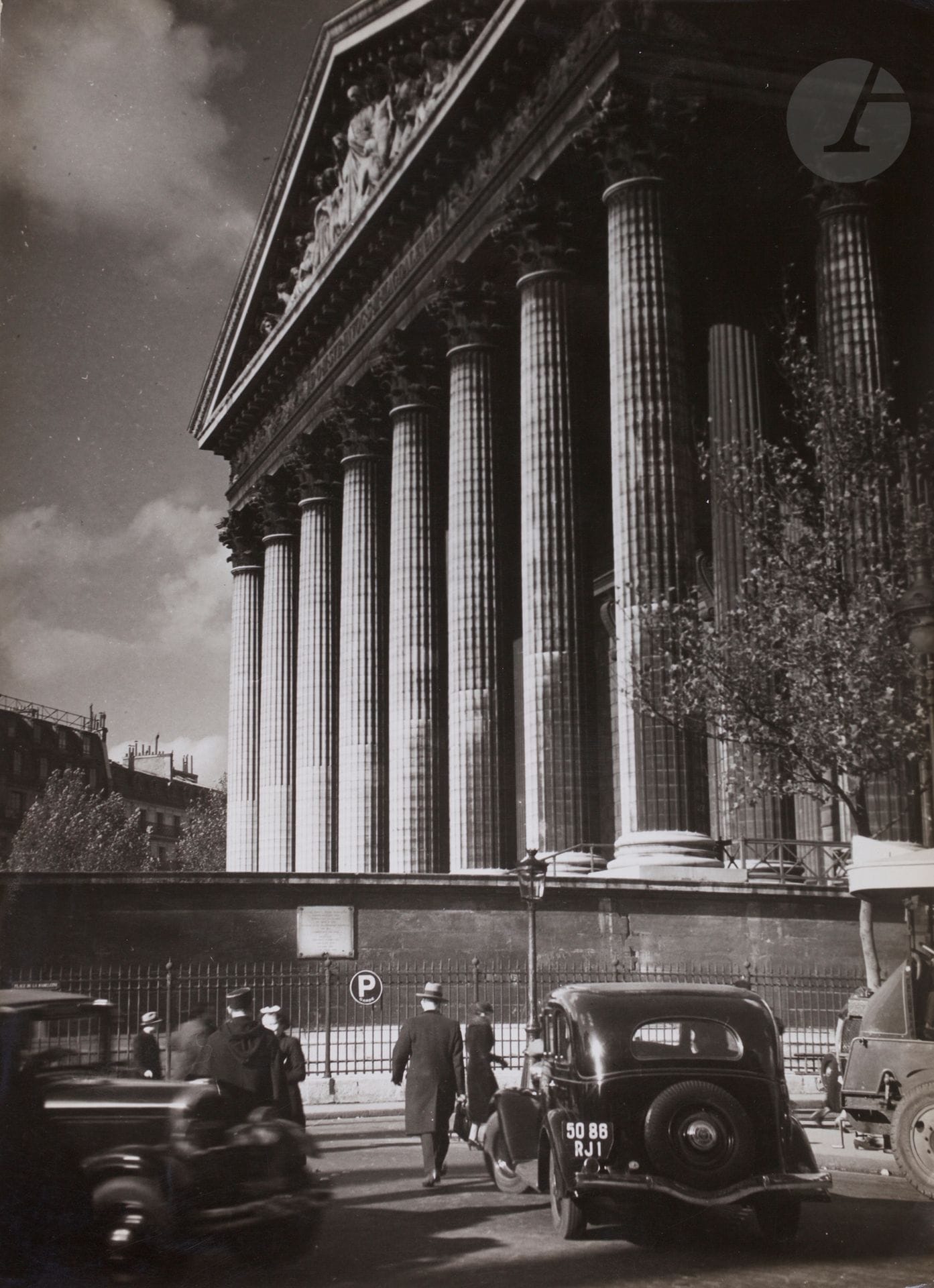 Brassaï (Gyula Halasz, dit) (1899 - 1984)  
Église de la Madeleine. Paris, c. 1935. 
Épreuve argentique d’époque. Tampon « Brassai - 81, rue du Faubrg St Jacques - Paris XIVe » au verso. 
23,5 x 17 cm

Brassaï (Gyula Halasz) (1899-1984) 
Church of La Madeleine. Paris, c. 1935.
Vintage gelatin silver prints. Stamped "Brassai - 81, rue du Faubrg St Jacques" - Paris XIVe" on verso.
23.5 x 17 cm