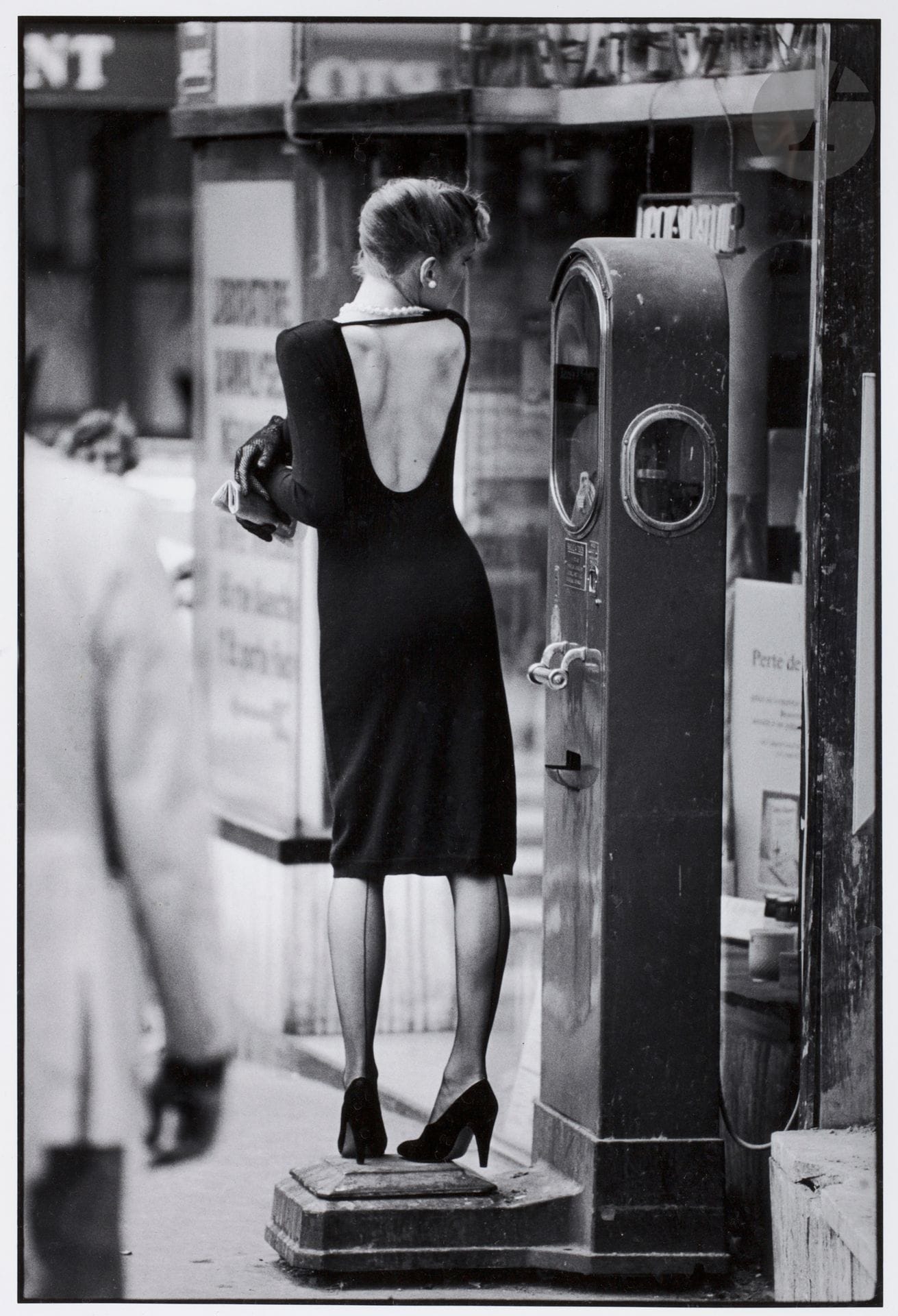 Jean - François Jonvelle (1943 - 2002) 
La Balance, c. 1980.  
Épreuve argentique (c. 2010), numérotée à 20 exemplaires au verso. Timbre sec du photographe dans la marge inférieure à droite.  
Image : 43,8 x 29,6 cm 
Feuille : 50,5 x 40,5 cm

Jean-François Jonvelle (1943-2002)
La Balance, c. 1980. 
Gelatin silver print (c. 2010), numbered on verso. Edition of 20. Photographer's blind stamp in the lower right margin. 
Image: 43.8 x 29.6 cm
Paper: 50.5 x 40.5 cm