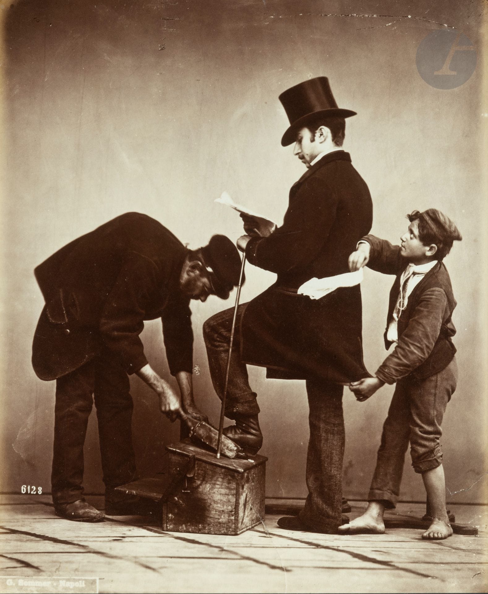 Giorgio Sommer - Carlo naya - Giacomo Brogi et divers 
Italie. Métiers de rue, c. 1870 - 1880. 
Vendeurs et mangeurs de pâtes. Séchoirs pour les pâtes de l’usine Michele Manzo de Torre Annunziata. Cireur de chaussures et pickpocket. Cireur de chaussures. Traducteur. Journaliers. Vendeur d’amphore. Musiciens. Rempailleurs. Bergers. Transporteur de pierres. Reproduction de gravure. Marchand de cigares. Ermites. Mendiants. 
21 épreuves sur papier albuminé. Quelques légendes et crédits de photographes en bandeaux en bas des épreuves.  
Formats : de 14,5 x 10 à 26 x 21 cm

Giorgio Sommer - Giacomo Brogi - Carlo Naya and others
Italy. Street trades, c. 1870-1880.
Pasta sellers and eaters. Dryers for pasta from the Michele Manzo factory
Michele Manzo of Torre Annunziata. Shoeshine boy and pickpocket. Shoeshine boy
Shine shoes. Translator. Labourer. Amphora seller. Musicians. Rempailleurs. Shepherds. Stone carrier. Reproduction of an engraving. Cigars sellers. Hermits. Beggars.
21 albumen prints. Some captions and photographers' credits at the bottom of the prints. 
Dimensions: from 14.5 x 10 to 26 x 21 cm