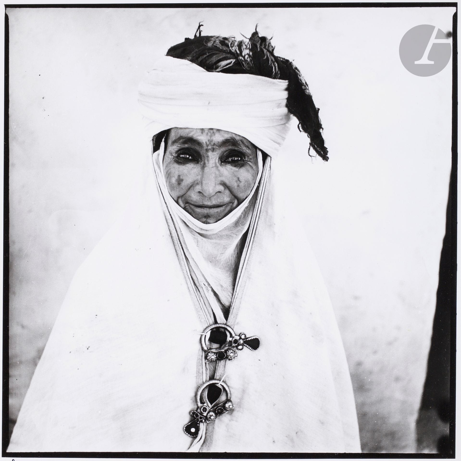 Marc Garanger (1935 - 2020)  
Algérie, 1960.  
Femme algérienne.  
Épreuve argentique tirée par Georges Fèvre (avril 1982), signée, titrée et datée à l’encre dans la marge inférieure.  
Image : 27,1 x 27,1 cm  
Feuille : 40 x 30,5 cm

Marc Garanger (1935-2020)
Algeria, 1960. 
Femme algérienne. 
Gelatin silver print (printed by Georges Fèvre in April 1982), signed, captioned and dated in lower margin.
Image: 27.1 x 27.1 cm. 
Paper: 40 x 30.5 cm