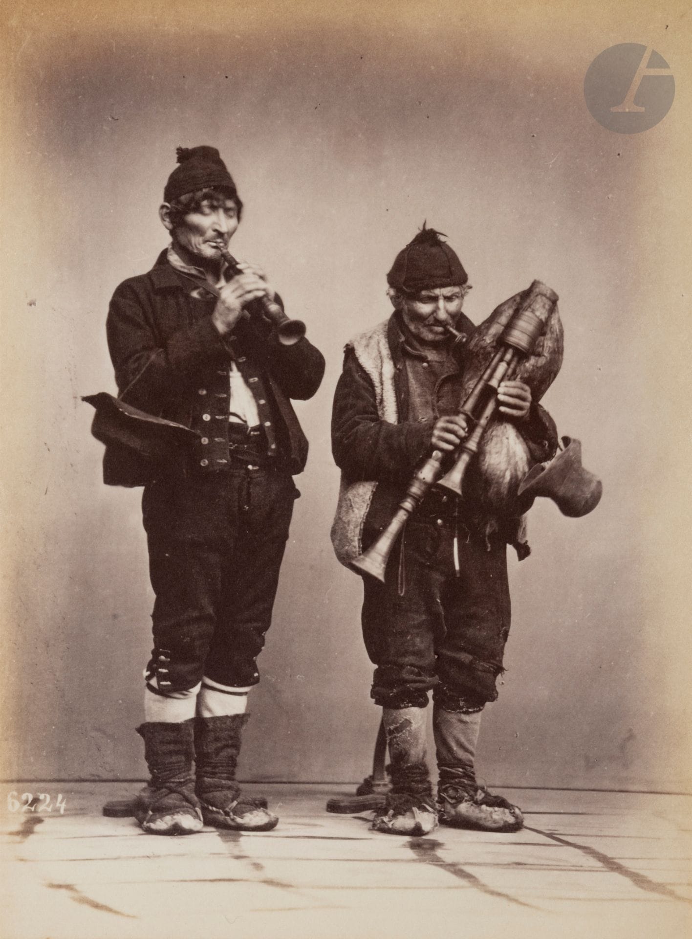 Giorgio Sommer (1834 - 1914) 
Italie. Naples, 1870 - 1880. 
Costumi. 
Marchand de fruits. Vol à la tire. Vendeurs et mangeurs de pâtes. Marchands d’alcool. Traducteur. Pifferari. Chasse aux poux. Confection de paniers. Cireur de chaussures. Aiguiseur de couteaux. Cordonniers. Marchands de chaussettes. Musiciennes. Porteuses d’eau. Jeunes femmes en costumes traditionnels. 
Album, in-4, en percaline rouge, composé de 48 épreuves sur papier albuminé, contrecollées sur cartons. Page de titre photographique du studio en début de volume. 
Format moyen des épreuves : 10,5 x 14 cm

Giorgio Sommer (1834-1914)
Italy. Naples, 1870-1880.
Costumi.
Fruit merchant. Pickpocketing. Pasta sellers and eaters. Alcohol merchants. Translator. Pifferari. Lice hunters. Basket making. Shoe shine boy. Knife sharpener. Cobblers. Sock merchants. Musicians. Water carriers. Young women in traditional costumes.
4to album, composed of 48 albumen prints, mounted on cardboard. Photographic title page of the studio at the beginning of the volume.
Dimensions : 10.5 x 14 cm