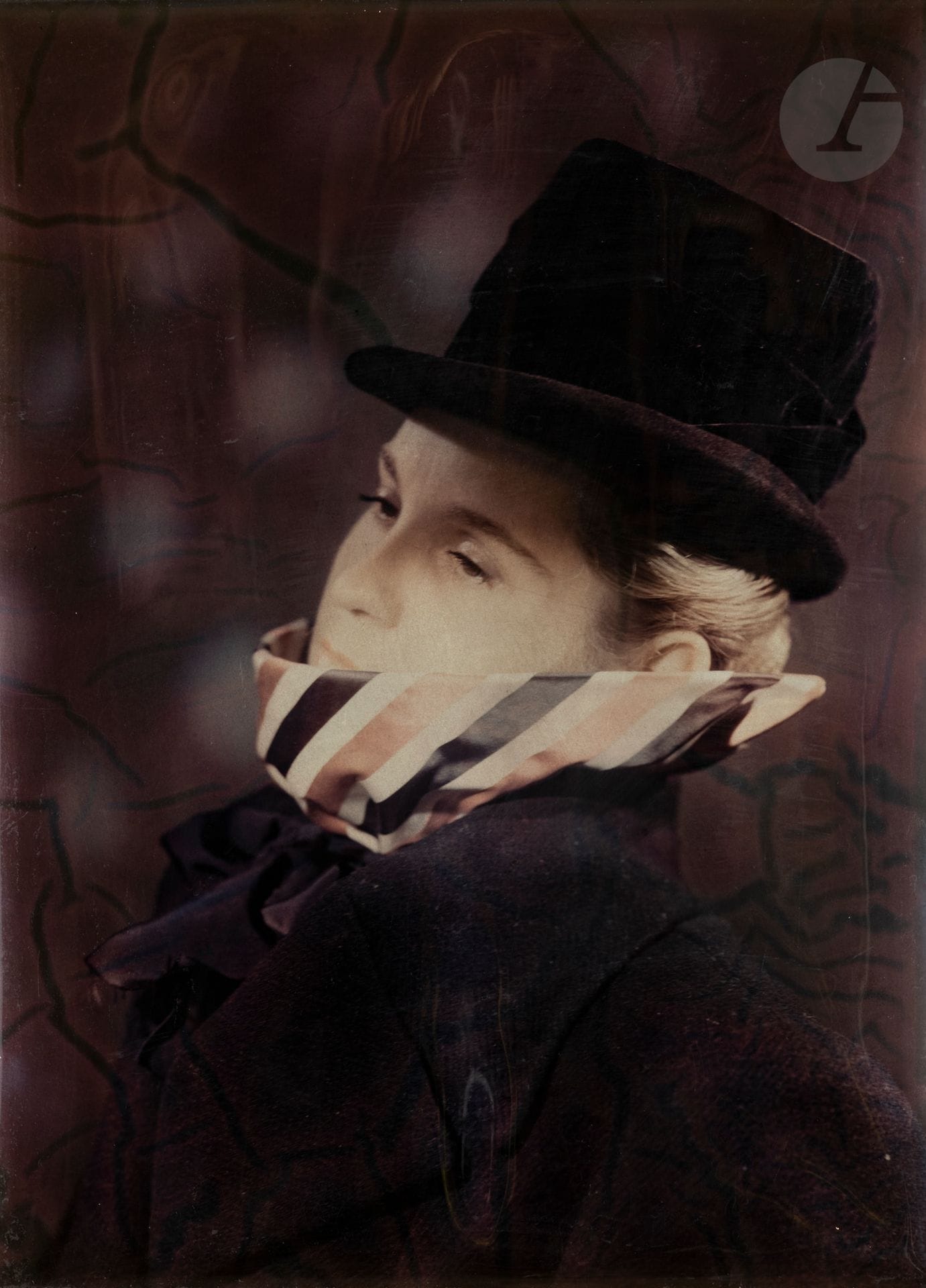 François Kollar (1904 - 1979) 
Fernande Kollar, c. 1955.  
Plan-film diapositive couleurs, sur fond de feuille d’argent, dans son montage d’époque. Pièce unique.  
24 x 18 cm

François Kollar s'est formé à la couleur après-guerre (Agfacolor, Ferraniacolor, Telcolor...) et a développé des recherches personnelles, techniques et esthétiques dans les années 1950.

François Kollar (1904-1979)
Fernande Kollar, c. 1955. 
Color slide film, on a silver leaf background, in its original mount. Unique piece. 
24 x 18 cm