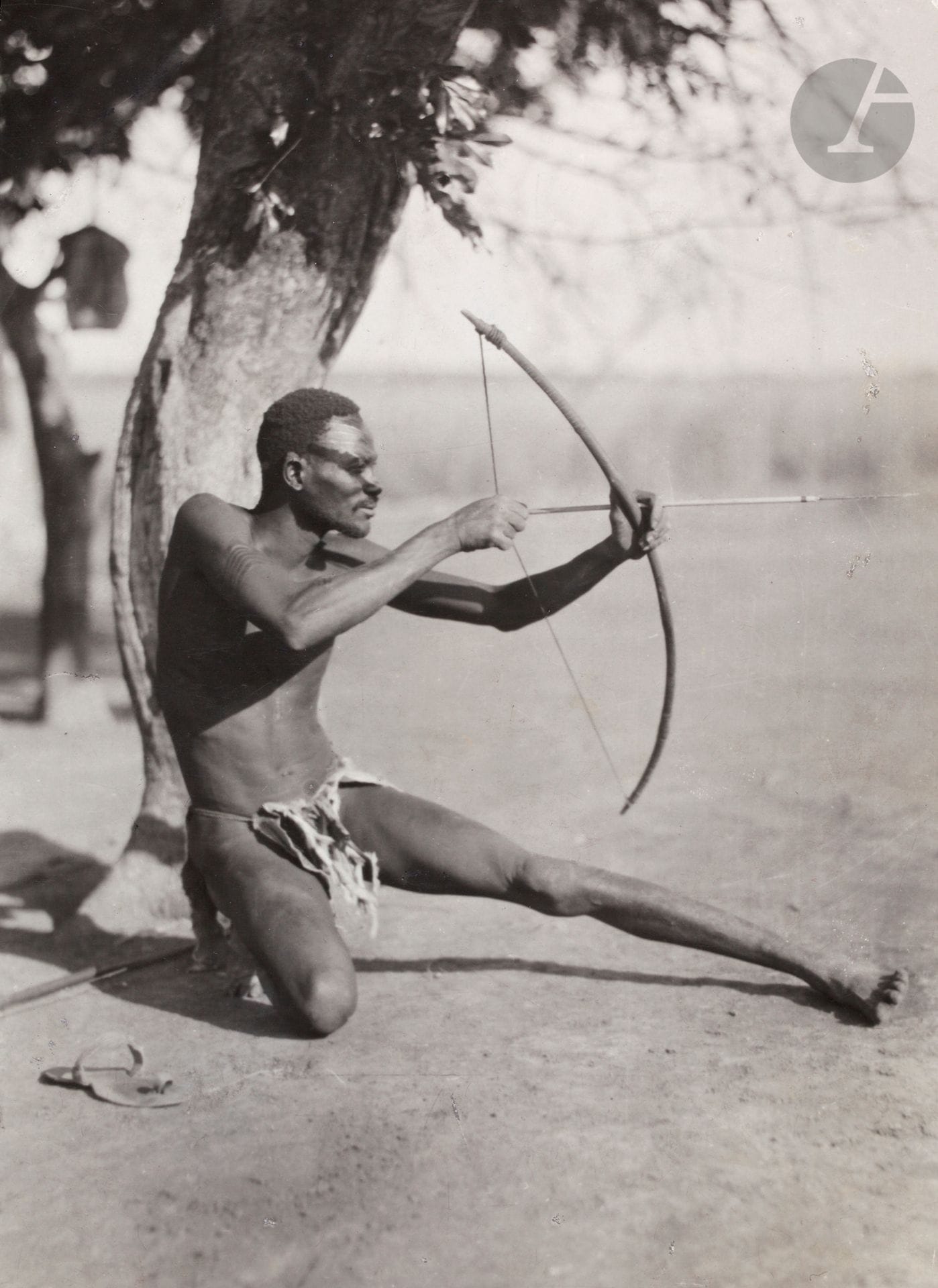 Hugo Bernatzik (1897 - 1953)  
Soudan. Peuple Djur, 1927.  
Femmes djur. Porteurs d’eau. Repas. Costumes traditionnels. Archer.  
12 épreuves argentiques d’époque. Quelques rehauts et indications de recadrage sur certaines épreuves. Nombreux tampons du photographe « Copyright by Dr. Hugo A. Bernatzik - Wien », indications de recadrage, numéros de négatifs, annotations manuscrites et légendes tapuscrites sur étiquettes contrecollées aux versos.  
Formats : de 17 x 12 à 19 x 13,5 cm

Hugo Bernatzik (1897-1953) 
Sudan. Djur people, 1927. 
Djur women. Water carriers. Meals. Traditional costumes. Archer. 
12 vintage gelatin silver prints. A few highlights and cropping marks on some prints. Numerous photographer's stamps "Copyright by Dr. Hugo A. Bernatzik - Wien", cropping marks, negative numbers, handwritten annotations and typed captions on labels mounted on verso. 
Dimensions: from 17 x 12 to 19 x 13.5 cm