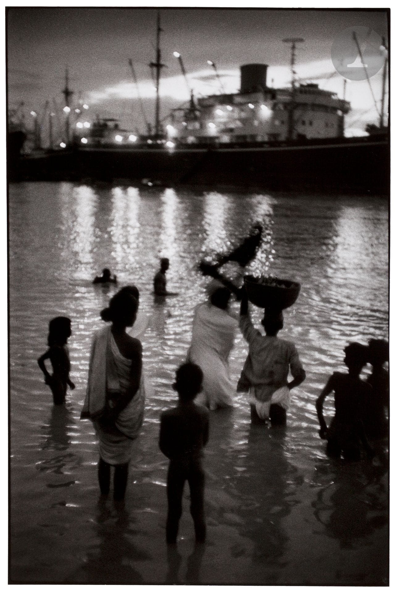 Marc Riboud (1923 - 2016) 
Calcutta. Rives du Gange, 1956. 
Épreuve argentique (c. 1990), signée au crayon avec le tampon « Marc Riboud - 48 rue Mr le Prince - 75006 Paris » au verso.  
Image : 28,5 x 18,8 cm 
Feuille : 30,4 x 23,7 cm

Marc Riboud (1923-2016)
Calcutta. Banks of the Ganges, 1956.
Gelatin silver print (c. 1990), signed in pencil, stamped "Marc Riboud - 48 rue Mr le Prince - 75006 Paris" on verso. 
Image: 28,5 x 18,8 cm
Paper: 30,4 x 23,7 cm