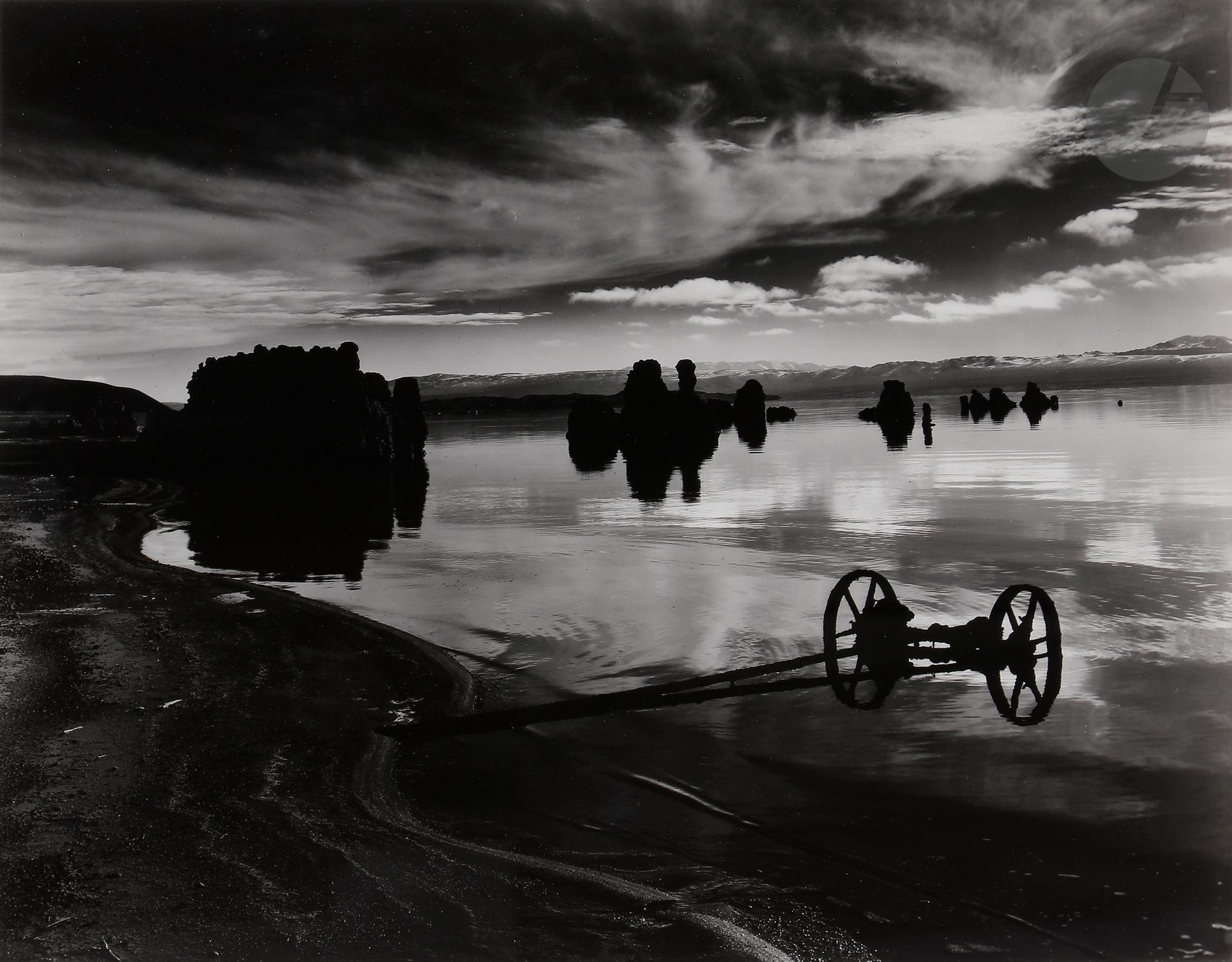 Brett Weston (1911 - 1993) 
Mono Lake, 1955.  
Épreuve argentique (c. 1980), contrecollée sur carton, signée et datée au crayon sur le montage en bas à droite. 
26,5 x 31,5 cm - cadre

Brett Weston (1911-1993)
Mono Lake, 1955.
Gelatin silver print (c. 1980), mounted on cardboard, signed and dated in pencil in the bottom right corner of the mount.
26.5 x 31.5 cm