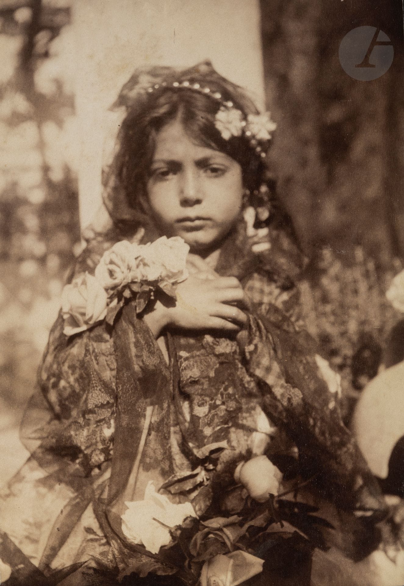 Carlo Naya - Gaetano d’Agata - Giovanni Crupi - Giorgio Sommer et divers
Italie, c. 1870 - 1880. 
Venise. Naples. Capri. 
Porteuses d’eau. Maraichères. Marchandes. Musiciennes. Jeune fille au panier de fraises. Portraits de jeunes filles. Una via di Capri. Femmes aux jarres. Religieuses. Paysannes. Fileuse de coton. Jeunes filles de Venise. Châsse aux poux.
21 épreuves sur papier albuminé, certaines contrecollées sur cartons ou rehaussées à l’aquarelle (1). Quelques légendes et crédits de photographes en bandeaux en bas des épreuves. Quelques tampons de photographes aux versos. 
Formats : de 16 x 10,5 à 26 x 21 cm

Carlo Naya - Gaetano d'Agata - Giovanni Crupi - Giorgio Sommer and others
Italy, c. 1870-1880.
Venice. Naples. Capri. 
Water carriers. Market women. Merchants. Musicians. Young girl with a basket of strawberries. Portraits of young girls. Una via di Capri. Women with jars. Seafood merchant in Chioggia. Nuns. Peasant women. Cotton spinner. Young girls in Venice. Lice hunt.
21 albumen prints, some mounted on cardboard or enhanced with watercolour (1). Some captions and photographers' credit at the bottom of the prints. Some photographers' stamps on verso.
Dimensions: from 16 x 10.5 to 26 x 21 cm