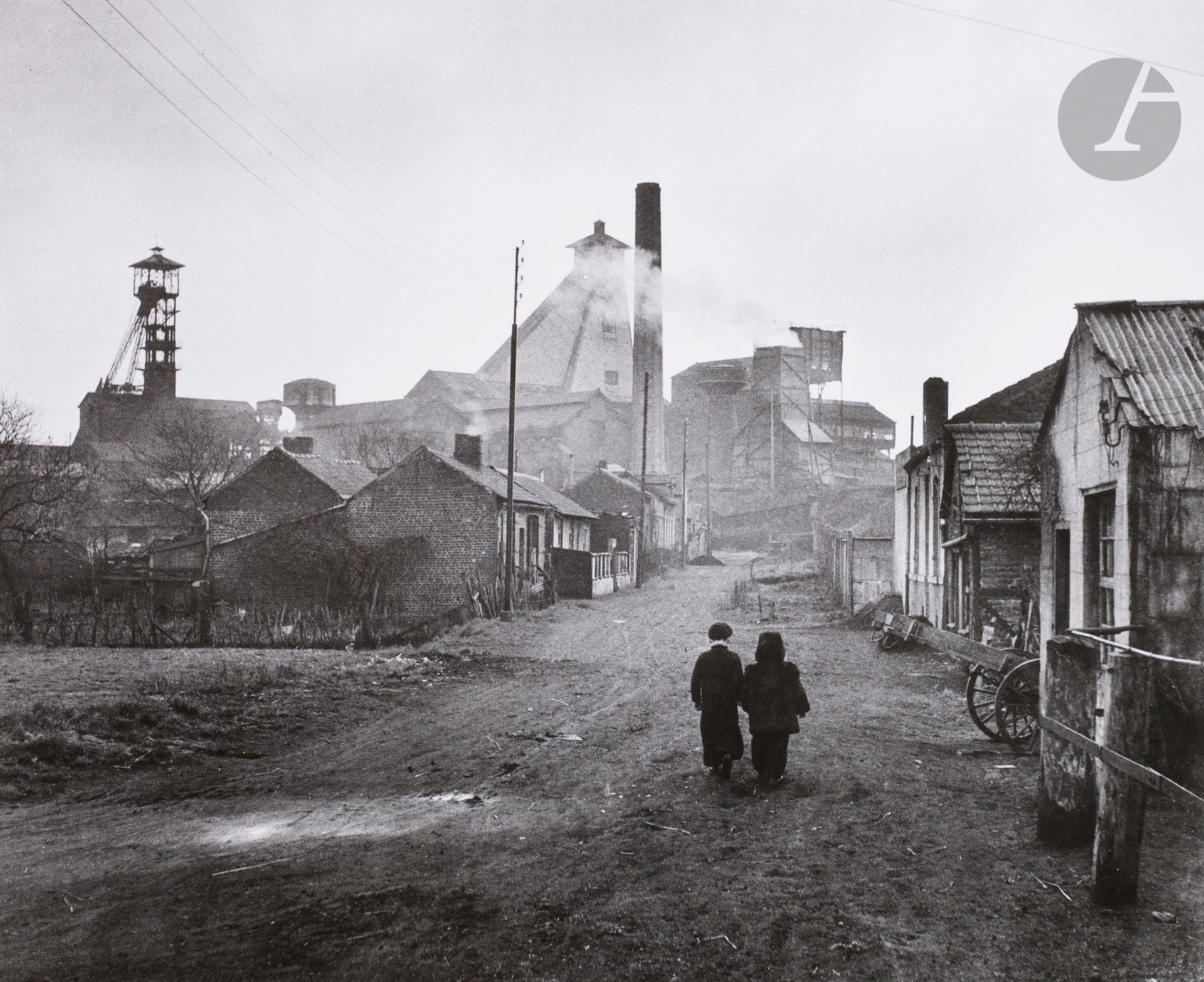 Willy Ronis (1910 - 2009)  
Fosse 10 de Courrières. Lens, 1951. 
Épreuve argentique (c. 1990), signée et numérotée « 12 » à l’encre dans la marge inférieure. 
Image : 23,8 x 30 cm 
Feuille : 30 x 40 cm 
 
Bibliographie : 
Willy Ronis : Une poétique de l’engagement, cat. expo., Democratic Books, Monnaie de Paris - Jeu de Paume, Paris, 2010, p. 73.

Willy Ronis (1910 - 2009) 
Fosse 10 de Courrières. Lens, 1951.
Gelatin silver print (c. 1990), signed and numbered "12" in ink in the lower margin.
Image: 23.8 x 30 cm
Paper: 30 x 40 cm