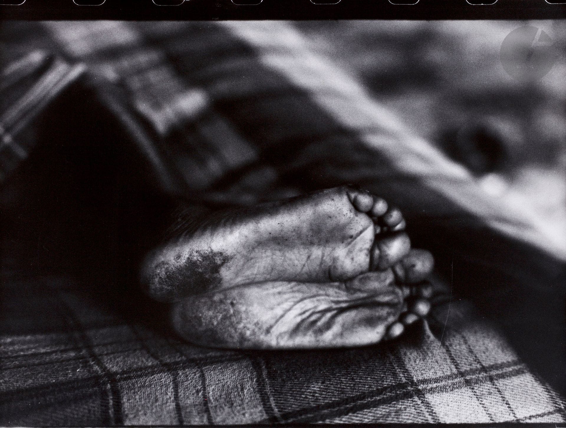 Gordon Parks (1912 - 2006) 
The Fontenelle Family. Ellen’s Feet, Harlem, New York, 1967. 
Épreuve argentique (c. 1970). Signature et adresse du photographe au feutre au verso. 
Image : 25 x 35,5 cm 
Feuille : 28 x 35,5 cm 
 
Bibliographie :
 - « The Fontenelle Family » in Life, 8 mars 1968. 
 - Gordon Parks, I am you. Selected Works 1942 - 1978, Göttingen, Steidl, 2016, p. 279.

Gordon Parks (1912-2006)
The Fontenelle Family. Ellen's Feet, Harlem, New York, 1967.
Gelatin silver print (c. 1970). Photographer's signature and address on verso.
Image: 25 x 35.5 cm
Paper: 28 x 35.5 cm