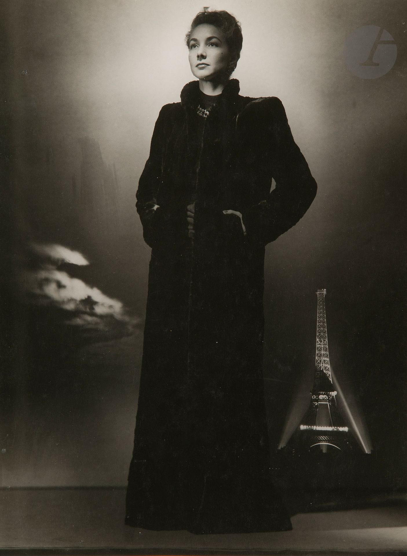 François Kollar (1904 - 1979) 
Mode. Maison Robert Piguet, sur fond de Tour Eiffel, 1938.  
Épreuve argentique d’époque. Tampons « Photo Kollar » et « Copyright by François Kollar », signature du photographe, date et annotations manuscrites au verso. 
Image : 28 x 20,5 cm 
Feuille : 29,7 x 20,5 cm

François Kollar (1904-1979)
Fashion. Robert Piguet's house, with the Eiffel Tower as a background, 1938. 
Vintage gelatin silver print. Stamps "Photo Kollar" and "Copyright by François Kollar", photographer's signature, date and handwritten annotations on verso.
Image: 28 x 20.5 cm
Paper: 29.7 x 20.5 cm