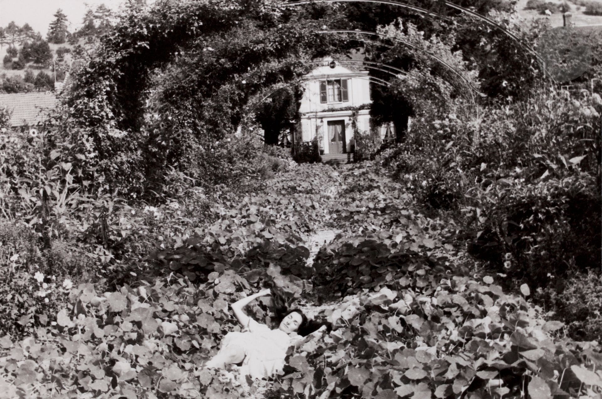 Édouard Boubat (1923 - 1999) 
Apogee of love. Wendy, 1983. 
Vintage silver print, titled, signed with initials and dated in pencil on verso. 
9.5 x 14.3 cm

The print is accompanied by an autograph letter from Édouard Boubat to Wendy W. "(...) All the memory. All the lessons... The most beautiful lesson is to be alive, alive, to be at peace with oneself, to accept our follies. (...) ».

Édouard Boubat (1923-1999)
Apogee of love.
Vintage gelatin silver print, titled, signed with initials and dated in pencil on verso
.
 
9.5 x 14.3 cm









