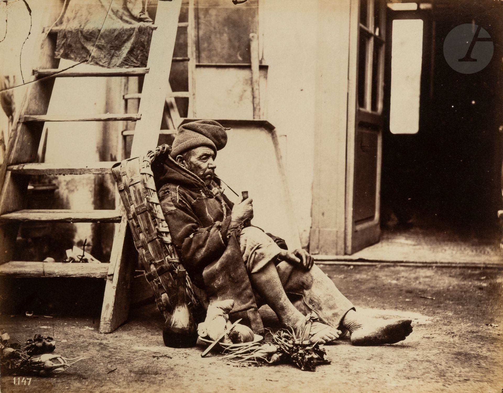 Giorgio Sommer - Carlo Naya - Ledru Mauro et divers
Italie, c. 1870 - 1880. 
Naples. Venise. Chioggia. Messine. Palerme. 
Père sans abris et ses deux enfants. Marchands de marrons. Vendeur de radis. Pâtissier. Colporteur de légumes et son âne. Maraichers. Étals. Transport des légumes. Vendeurs de vin. Jeune napolitaine. Un pêcheur une pipe à la bouche.  
17 épreuves sur papier albuminé, certaines contrecollées sur cartons, une rehaussée à l’aquarelle. Quelques légendes et crédits de photographes en bandeaux en bas des épreuves.  
Formats : de 8 x 21 à 26 x 21 cm

Giorgio Sommer - Carlo Naya - Ledru Mauro and others
Naples. Venice. Chioggia. Messina. Palermo, c. 1870-1880.
Homeless father and his two children. Chestnut sellers. Radish seller. Bakers. Vegetable peddler and his donkey. Market gardeners. Stalls. Transport of vegetables. Wine sellers. Neapolitan girl. A fisherman with a pipe in his mouth. 
17 albumen prints, some mounted on cardboard, one enhanced with watercolour. Some caption and photographers's credit at the bottom of the prints. 
Dimensions: from 8 x 21 to 26 x 21 cm