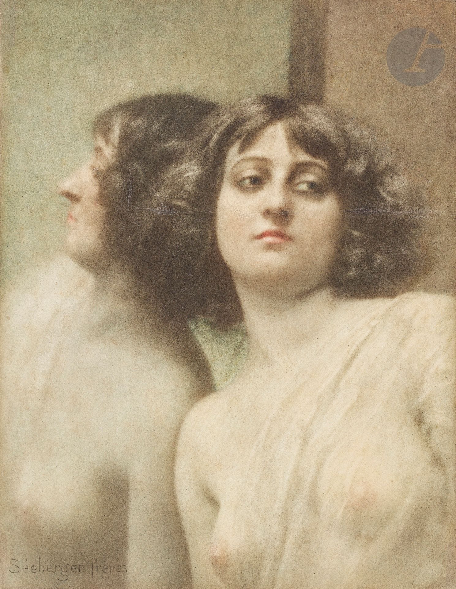 Séeberger Frères  
Pictorialisme. Portrait au miroir, 1905.  
Procédé aux encres grasses, signé en bas à gauche et contrecollé sur carton.  
23 x 17,8 cm

Séeberger Brothers 
Pictorialism. Portrait with mirror, 1905. 
Oil print process, signed in the lower left corner and mounted on cardboard. 
23 x 17.8 cm