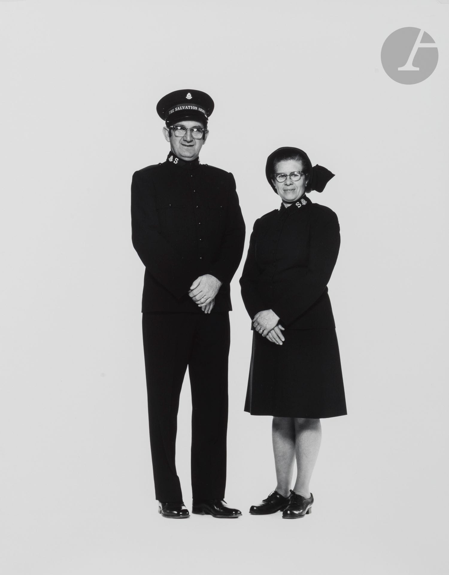 Elliott Erwitt (1928) 
New York. Série Corning, 1976. 
Salvation Army Couple. 
Épreuve argentique d’époque, signée au crayon au verso. 
50,5 x 40,5 cm

Josef Koudelka (1938)
New York City, Metropolitan Museum, 1975. 
Gelatin silver print (c. 1980), signed in ink in lower right margin.
Image: 23.5 x 35.8 cm
Paper: 30 x 40 cm