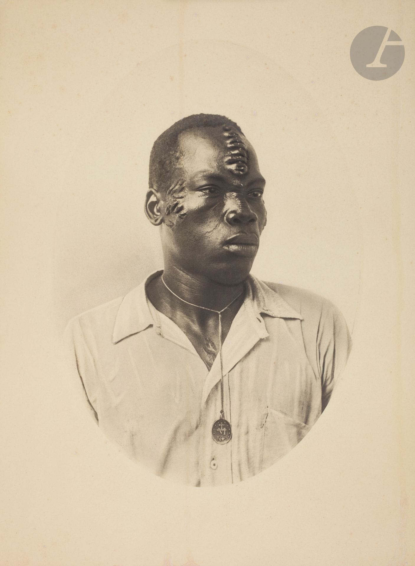 
Jean-François Audema (1864 - 1921) 

Congo. Gabon, 1905. 

Hommes et femmes scarifiés. 

Six (6) épreuves argentiques d’époque, contrecollées sur cartons et pages de journaux. 

Format moyen : 40 x 28 cm avec marges



Rares tirages de grand format par Jean-François Audema, employé auxiliaire puis administrateur colonial qui réalisa de nombreuses photographies au Congo, au Gabon et au Tchad, entre 1894 et 1912, dont certaines furent éditées en cartes postales.



Jean-François Audema (1864-1921)

Congo. Gabon, 1905.

Men and women scarified.

Six (6) vintage gelatin silver prints, mounted on cardboards and pages of Le Gaulois newspaper dated 1905 on the reverse.

Dimensions: 40 x 28 cm with margins
