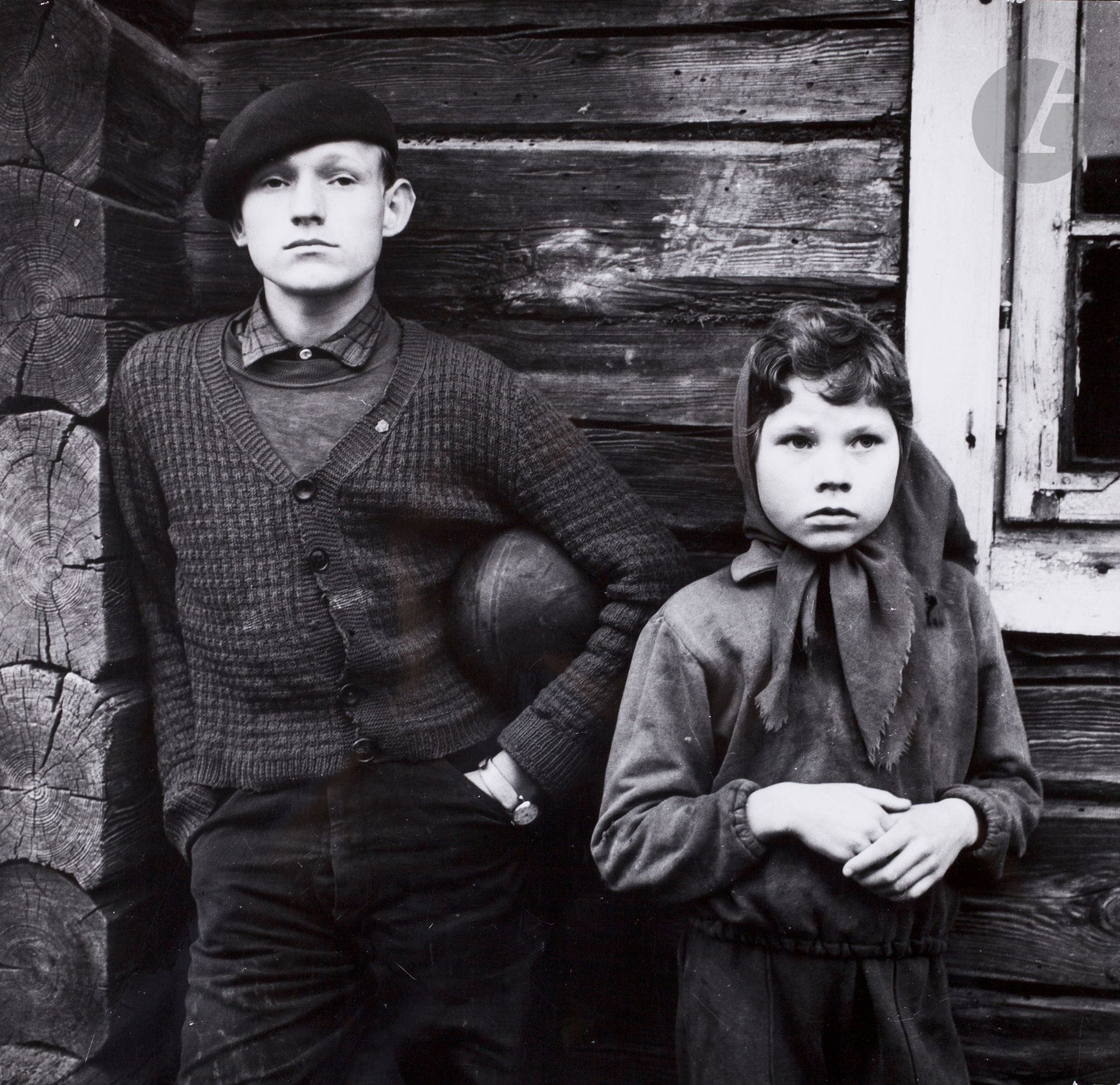 Antanas Sutkus (1939) 
Dzukijos Vaikai [les enfants de Dzukiya], 1965.  
Épreuve argentique d’époque, signée, titrée et datée au crayon au verso.  
23,2 x 24 cm

Antanas Sutkus (1939)
Dzukijos Vaikai [Children of Dzukiya], 1965. 
Vintage gelatin silver print, signed, titled and dated in pencil on verso. 
23.2 x 24 cm