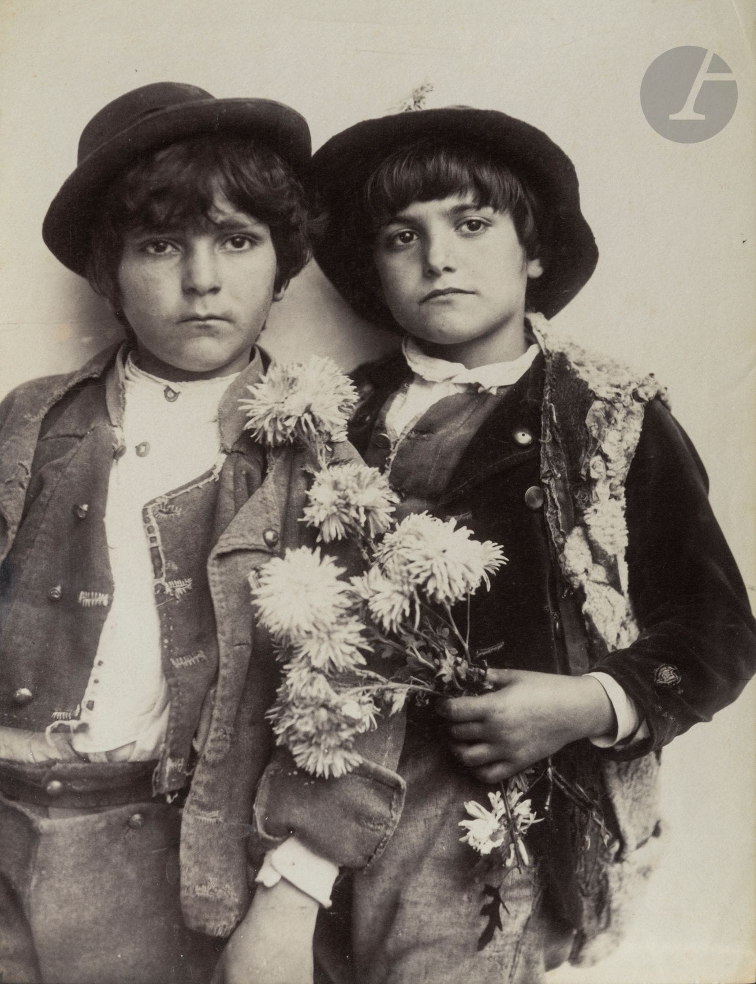 Wilhelm von Gloeden (1856 - 1931) 
Taormina. Sicile, c. 1890. 
Jeune sicilien jouant de la guitare. Cigarette. Portraits de garçons. Jeunes filles. Vieillard couronné. Sculpteur.  
10 épreuves sur papier albuminé. Nombreux tampons du photographe et quelques numéros de référence au crayon bleu aux versos. 
Formats : de 15 x 11 à 23 x 17 cm

Wilhelm von Gloeden (1856-1931)
Taormina, c. 1890.
Young shepherds. Musicians. Girls. Crowned old man. Sculptor.
10 albumen prints. Numerous photographer's stamps and some inventory numbers in blue pencil on verso.
Dimensions: from 15 x 11 to 23 x 17 cm