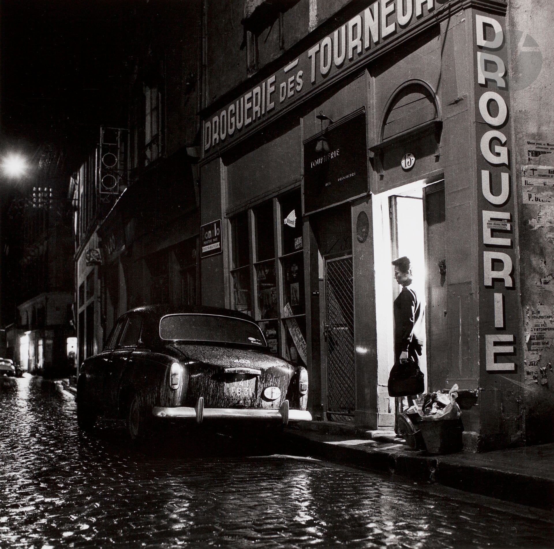 Jean Dieuzaide (1921 - 2003) 
Droguerie des Tourneurs. Toulouse, c. 1950. 
Épreuve argentique (c. 1990). Tampon « Jean Dieuzaide - Membre de la FAPC » au verso. 
Image : 27,2 x 27,5 cm 
Feuille : 40,3 x 30,5 cm

Jean Dieuzaide (1921-2003)
Droguerie des Tourneurs. Toulouse, c. 1950.
Gelatin silver print (c. 1990). Stamp "Jean Dieuzaide - Membre de la FAPC" on verso.
Image: 27.2 x 27.5 cm
Paper: 40.3 x 30.5 cm