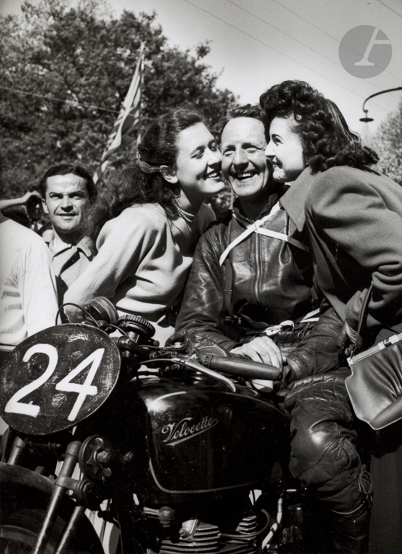 Jean Dieuzaide (1921 - 2003) 
Tommy Wood. Grand Prix de Pau, 1949. 
Épreuve argentique (2005). Timbre sec du photographe en bas à droite. Tampon « Photographié par Jean Dieuzaide », annotations manuscrites, dates de prise de vue et de tirage à l’encre au verso. 
Image : 37,5 x 27,5 cm 
Feuille : 40 x 30 cm - cadre .

Jean Dieuzaide (1921-2003)
Tommy Wood. Grand Prix de Pau, 1949.
Gelatin silver print (2005). Photographer's blind stamp in the lower right corner. Stamp "Photographed by Jean Dieuzaide", handwritten annotations, dates of shooting and printing in ink on verso.
Image: 37.5 x 27.5 cm
Paper: 40 x 30 cm - frame