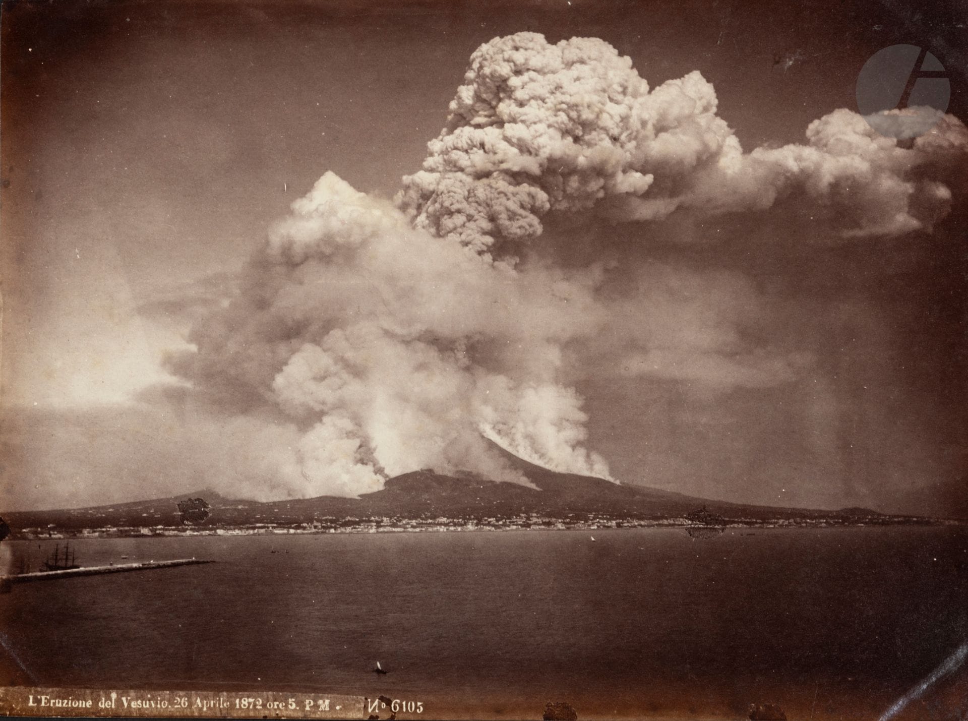 Giorgio Sommer - Achille Mauri - Pasquale Esposito
Italie, c. 1870 - 1880. 
Pompéi et Campanie. 
Cratère et éruption du Vésuve le 26 avril 1872. Empreintes humaines et canines. Temple d’Isis. Museo di Pompei. Palais de César. Scheletro. Détail des peintures murales dans le triclinium de la maison des « Vettii ».  
34 épreuves sur papier albuminé, certaines contrecollées sur cartons. Nombreuses légendes et crédits de photographes en bandeaux en bas des épreuves. 
Formats : de 11 x 16 à 21 x 26 cm

Giorgio Sommer - Achille Mauri - Pasquale Esposito
Italy, c. 1870-1880.
Pompeii and Campania. 
Crater and eruption of Vesuvius on 26 April 1872. Human and canine body casts. Temple of Isis. Museo di Pompei. Palace of Caesar. Scheletro. Detail of the wall paintings in the triclinium of the house of the "Vettii". 
34 albumen prints, some mounted on cardboard. Numerous captions and photographer's credits at the bottom of the prints.
Dimensions: from 11 x 16 to 21 x 26 cm