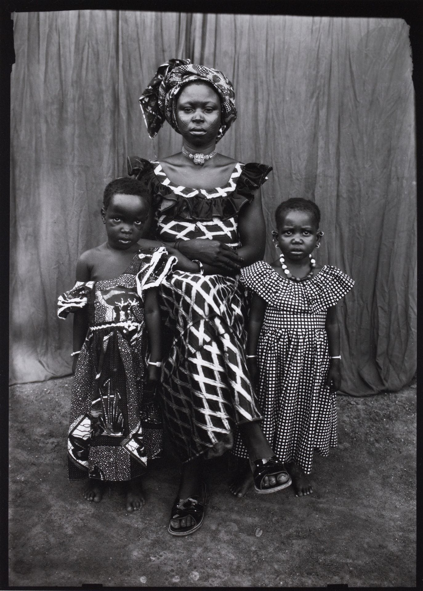 Seydou Keita (1921 - 2001) 
Seydou Keïta, Bamako, Mali, 1948 - 1963.  
Steidldangin. Göttingen, 2011. 
Édition originale. In-folio (45 x 37 cm). n.p. Ouvrage à couverture cartonnée, dans son coffret d’éditeur en pleine toile. Un des 50 exemplaires, produit en collaboration avec la Fondation Louis Vuitton, incluant une épreuve argentique contrecollée sur aluminium (Untitled, c. 1952 - 1955). Certificat de l’Estate of Seydou Keïta IPM, date, signatures (Cheickine Keita et Mamadou Keita), titre et numérotation à 50 exemplaires sur étiquette, contrecollée au verso du montage.  
Format de l’épreuve : 17,5 x 12,2 cm

Seydou Keita (1921-2001)
Seydou Keïta, Bamako, Mali, 1948-1963. 
Steidldangin. Göttingen, 2011.
First edition. Folio (45 x 37 cm). n.p. Hardcover book in publisher's slipcase. One of the 50 copies, produced in collaboration with the Fondation Louis Vuitton, including a gelatin silver print, mounted on aluminium (Untitled, c. 1952-1955). Authenticity certificate from the Estate of Seydou Keïta IPM, date, signatures (Cheickine Keita and Mamadou Keita), title on a label, mounted on print verso. 
Dimensions : 17.5 x 12.2 cm