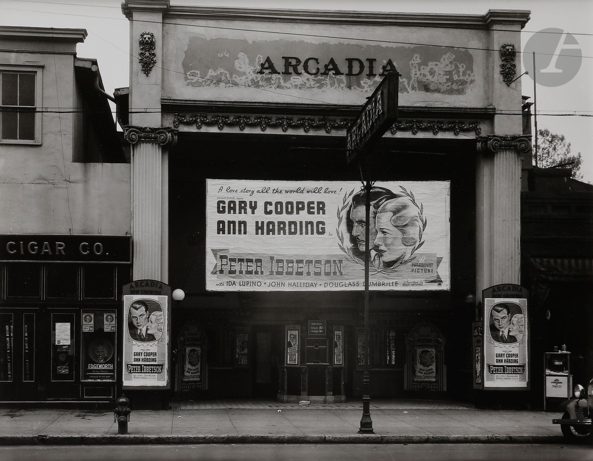 Walker Evans (1903 - 1975) 
Movie theatre front. Alabama town, 1936.  
Épreuve argentique (c. 1975). Tampon « Library of Congress » au verso. 
Image : 19 x 24 cm  
Feuille : 20,2 x 25,3 cm  

Walker Evans (1903-1975)
Movie theatre front, Alabama town, 1936. 
Gelatin Silver Print (c. 1975). Stamped "Library of Congress" on verso.
16 x 24 cm

Provenance: 
Museum of Modern Art, Oxford.
