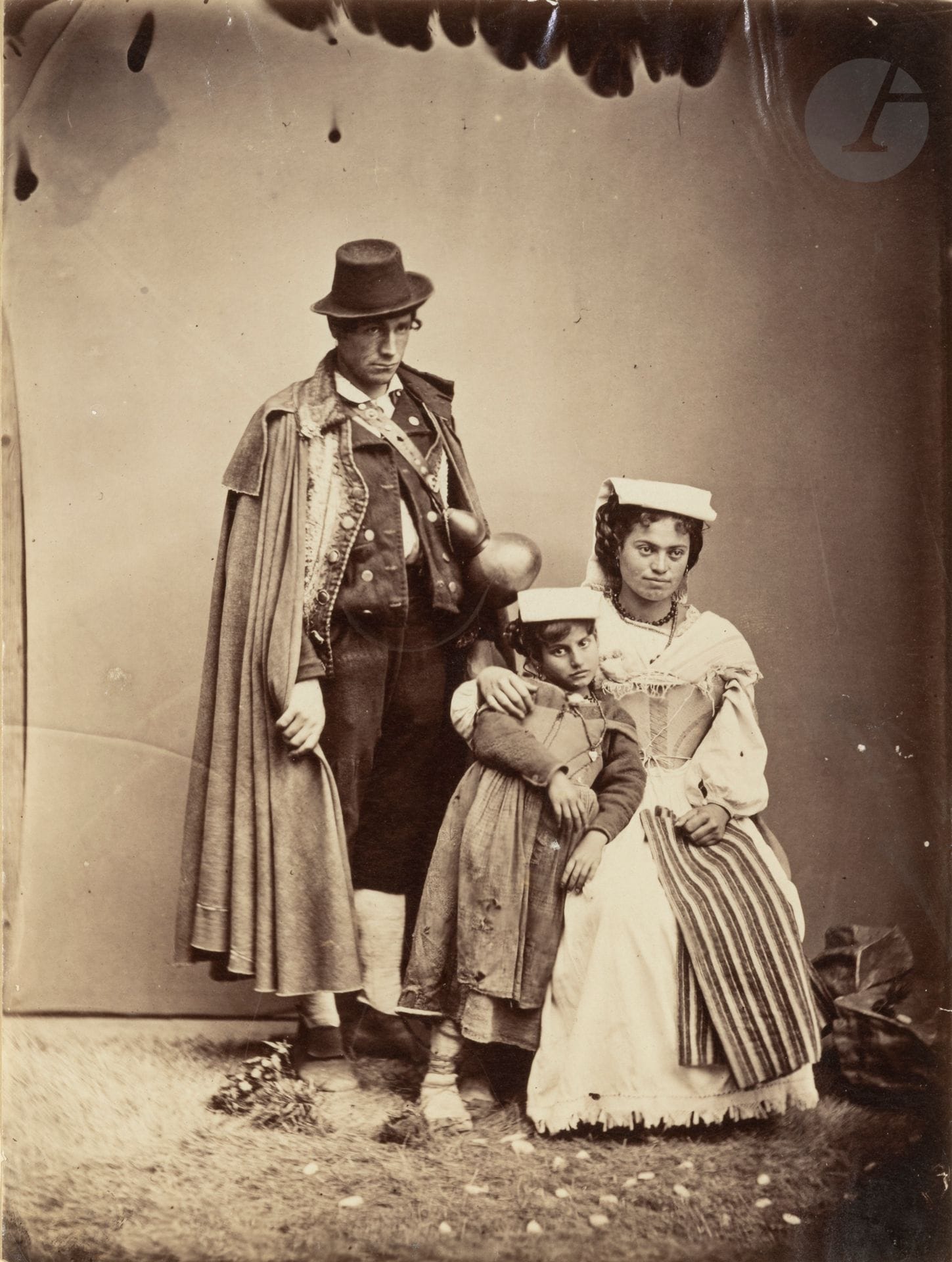 Studios italiens  
Italie, c. 1860 - 1865. 
Bergers. Famille albanaise. Jeunes filles en costumes régionaux. Porteuse d’eau.  
12 épreuves sur papier albuminé, certaines contrecollées sur cartons.  
Formats : de 13 x 10 à 24 x 19 cm

Unidentified Italian studio
Italy, c. 1860-1865. 
Shepherds. Albanian family. Young girls in regional costumes. Water carrier. Vegetable farmers.
12 albumen prints, some mounted on cardboard. 
Dimensions : from 13 x 10 to 24 x 19 cm