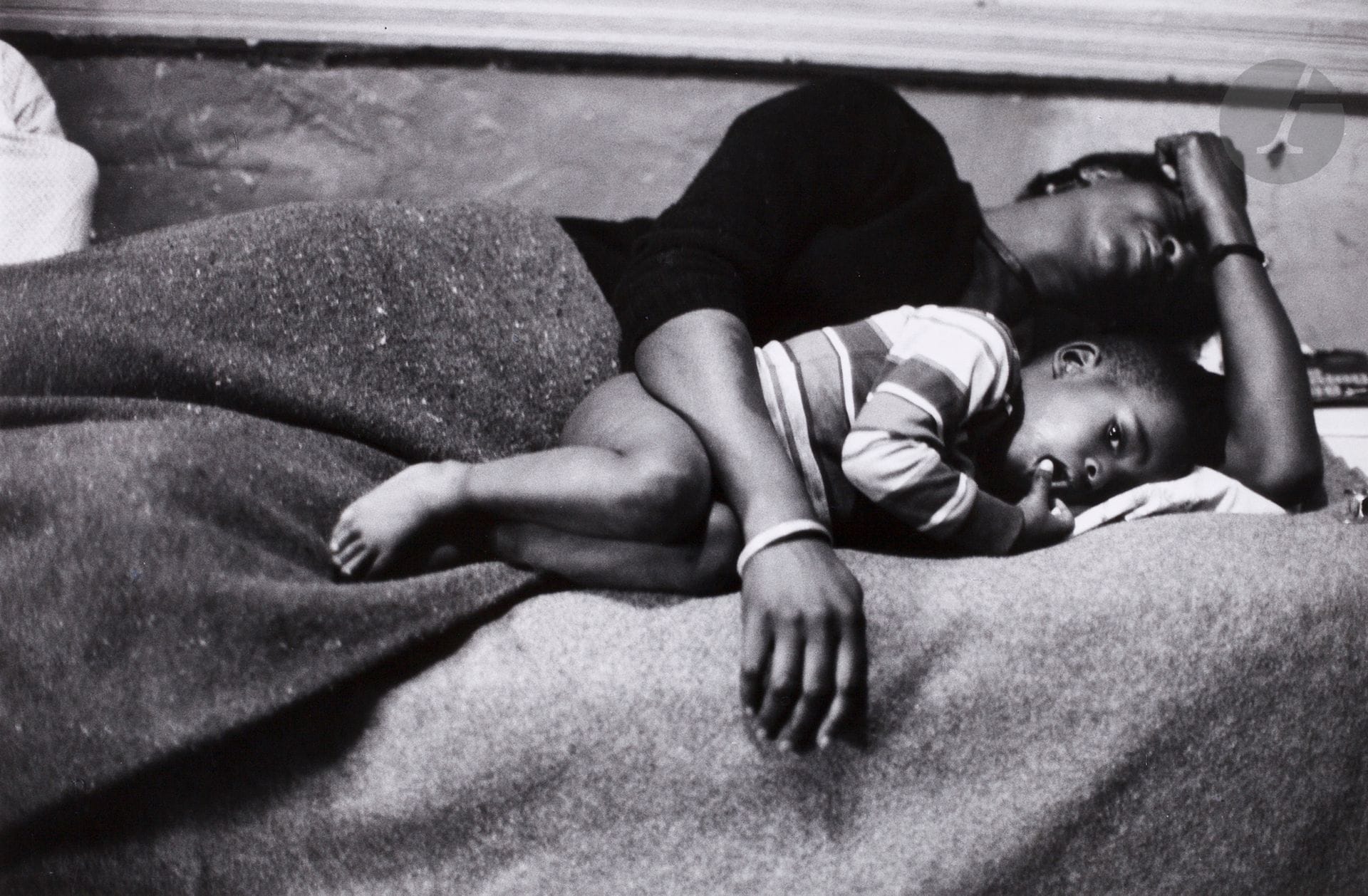 Gordon Parks (1912 - 2006) 
The Fontenelle Family. Bessie and little Richard, the morning after she scalded her husband, 1967. 
Épreuve argentique (c. 1970). Signature et adresse du photographe au feutre, indications techniques au verso.  
Image : 19,7 x 30 cm 
Feuille : 27,3 x 35,5 cm 
 
Bibliographie :
 - « The Fontenelle Family » in Life, 8 mars 1968. 
 - Peter W. Kunhardt, Paul Roth, Gordon Parks collected works study, Göttingen, Steidl, 2017.

Gordon Parks (1912-2006)
The Fontenelle Family. Bessie and little Richard, the morning after she scalded her husband, 1967.
Gelatin silver print (c. 1970). photographer's signature and address in ink, technical indications on verso. 
Image: 19.7 x 30 cm
Paper: 27.3 x 35.5 cm