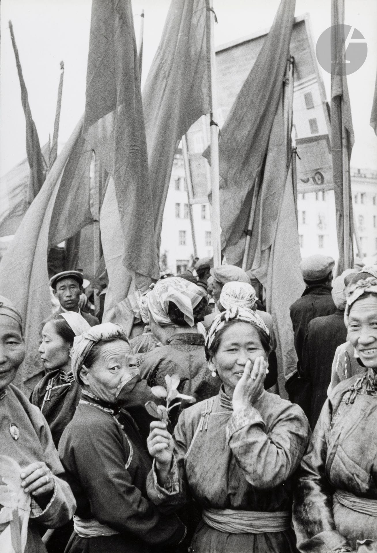 Henri Cartier-Bresson (1908 - 2004) 
Jour de l’indépendance et du Naadam, Oulan - Bator. Mongolie, 1958. 
Épreuve argentique (c. 1960). Crédit manuscrit du photographe, numéro de négatif et annotations manuscrites au verso.  
30,5 x 20,6 cm

Henri Cartier-Bresson (1908-2004)
Independence Day and Naadam, Ulaanbaatar. Mongolia, 1958.
Gelatin silver print (c. 1960). Photographer's handwritten credit, negative number and handwritten annotations on verso. 
30.5 x 20.6 cm