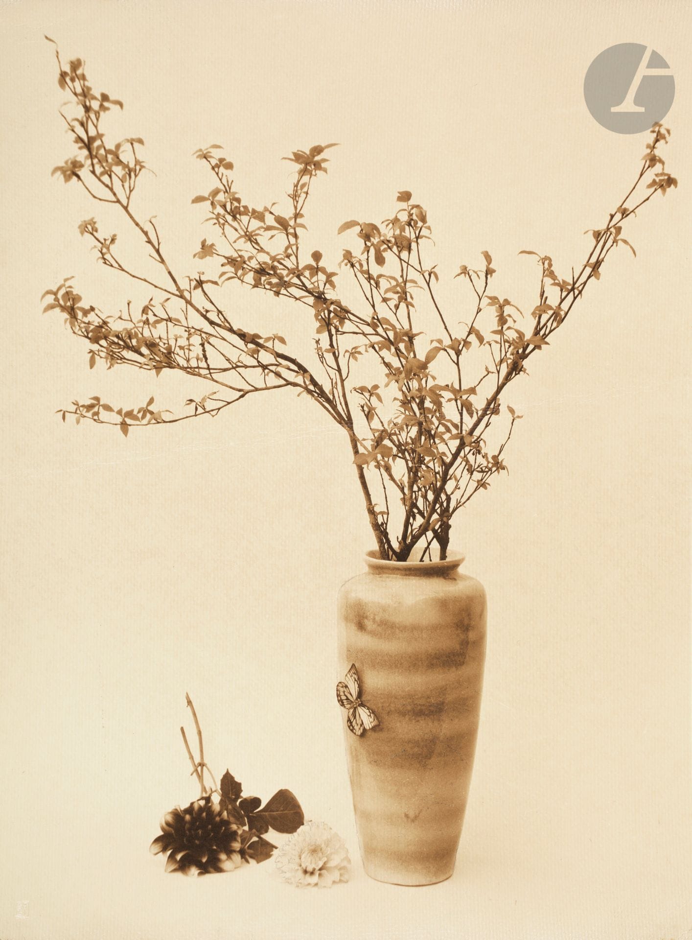 Chin-San Long - Henry H. T. Chen - Hwang Ching-Lieh - Hou Ling - Yen Kuo-Hua - Kuo Yueh-Ming - Chen-Ling - Chen-Hung - Wu-Kwei Liu - Kung Chia - Huang Yeu - Chen Chang-Wei - Miao Feng-Sheng - Chen-Mao Chang  
8a Exposicao Mundial de Arte Fotografica, c. 1957. 
39 épreuves argentiques d’époque. Nombreux titres, crédits de photographes, tampons « Sociedade Fluminense de Fotografia - 8a Exposicao Mundial de Arte Fotografica » et annotations manuscrites aux versos. 
Formats : de 22 x 30 à 37 x 29 cm

Chin-San Long - Henry H. T. Chen - Hwang Ching-Lieh - Hou Ling - Yen Kuo-Hua - Kuo Yueh-Ming - Chen-Ling - Chen-Hung - Wu-Kwei Liu - Kung Chia - Huang Yeu - Chen Chang-Wei - Miao Feng-Sheng - Chen-Mao Chang 
8a Exposicao Mundial de Arte Fotografica, c. 1957.
39 vintage silver prints. Numerous titles, photographers' credits, stamps "Sociedade Fluminense de Fotografia - 8a Exposicao Mundial de Arte Fotografica" and handwritten annotations on verso.
Dimensions : from 22 x 30 to 37 x 29 cm